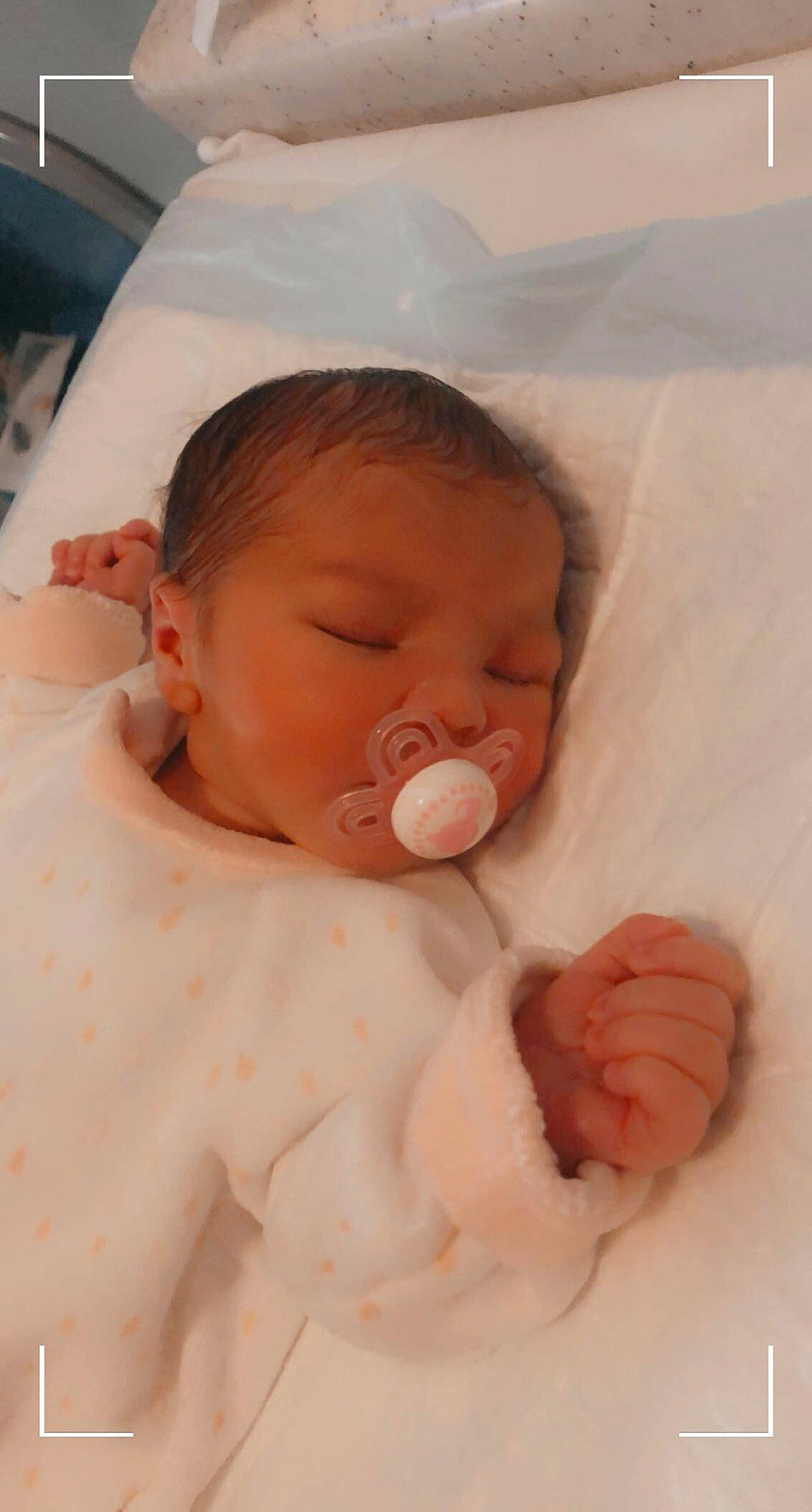 Yamina a rejoint le concours — aidez-le/la à gagner de superbes lots ! baby, baby_toddler_clothing, cheek, child, chin, close_up, comfort, eyebrow, facial_expression, finger, head, human, linens, lip, mouth, neck, nose, person, skin, thumb