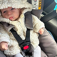Linaya participe au concours pour gagner de l'argent avec cette photo : baby, infant, car_seat, child, clothing, jacket, hood, seatbelt, safety, cute, warm, white, knit, car_interior, infant_clothing, child_seat, seat_harness, portrait, young_child, face