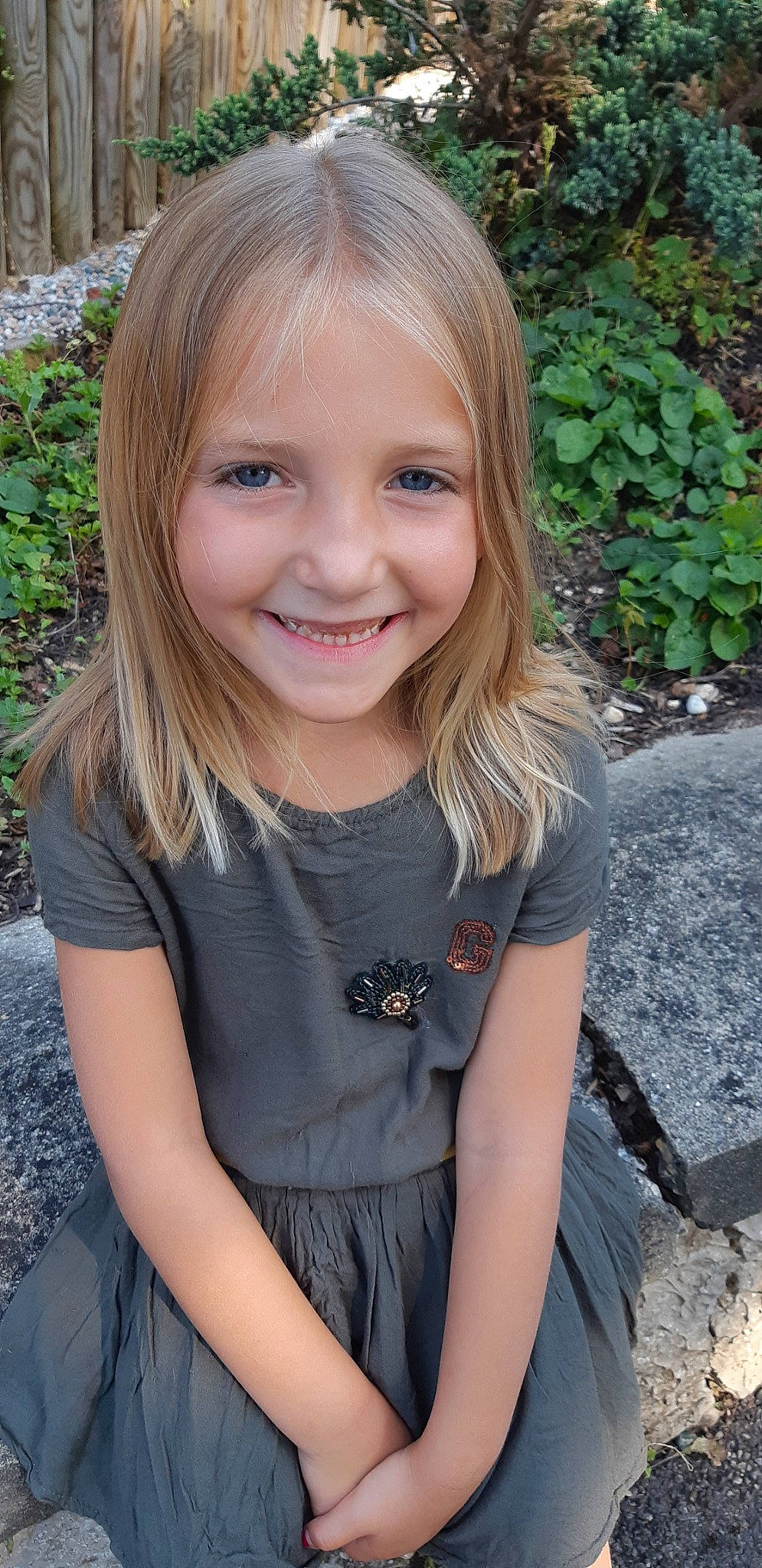 Kaëla participe au concours pour gagner de l'argent avec cette photo : blond, brown_hair, child, child_model, face, fawn, hair, hairstyle, joy, long_hair, person, photography, portrait, sitting, smile