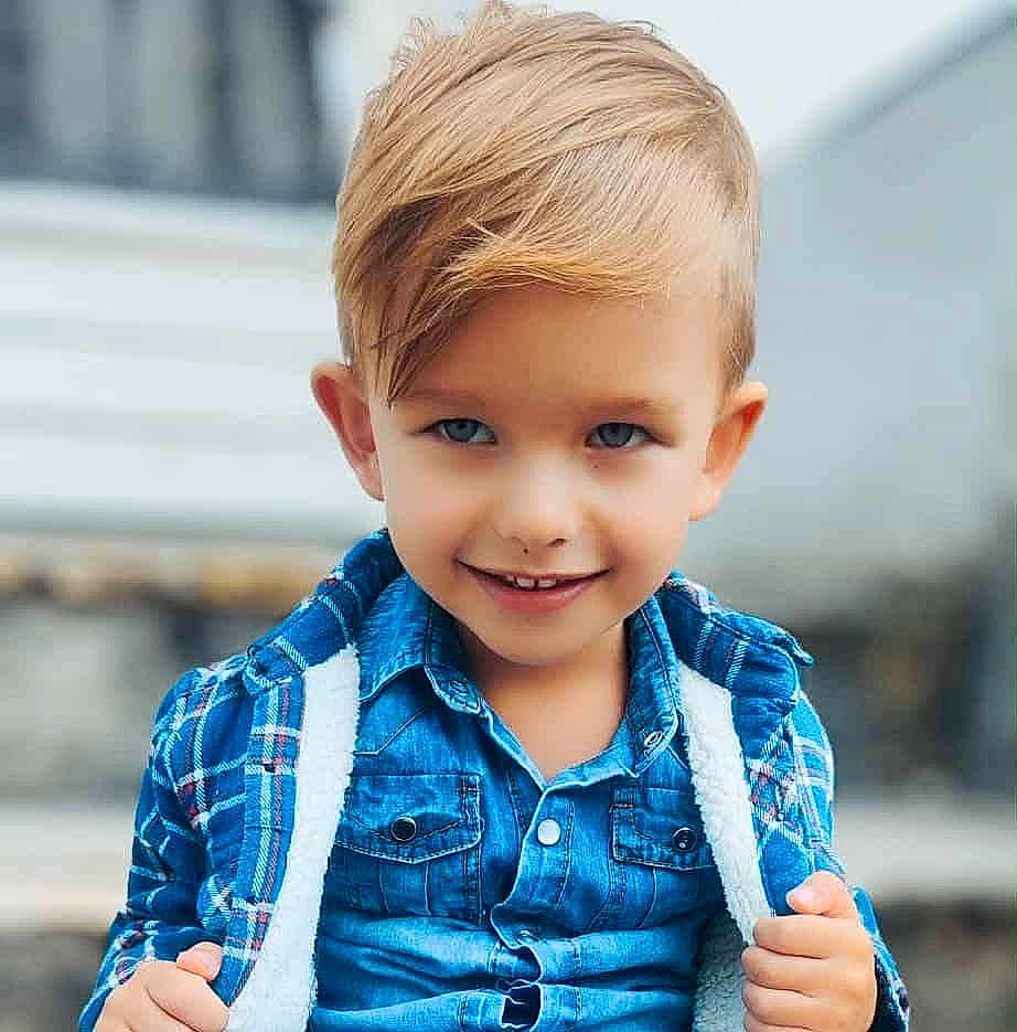 Leonid participe au concours pour gagner de l'argent avec cette photo : background_blur, blond_hair, blue_eyes, boy, casual, child, clothing, cute, denim_shirt, face, fashion, hands, happy, jacket, outdoor, person, plaid, portrait, smile, young