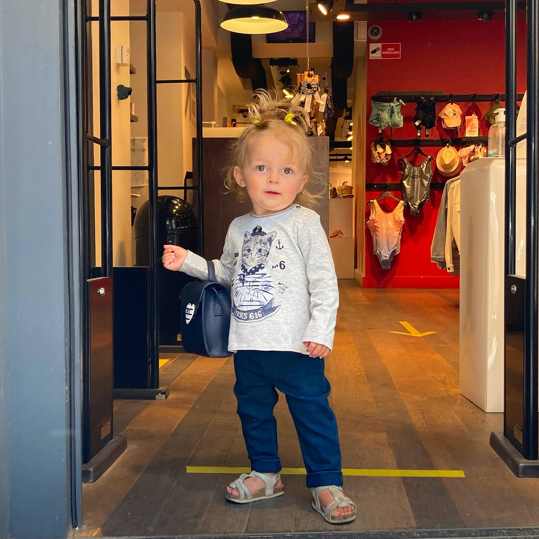 Kassy a rejoint le concours — aidez-le/la à gagner de superbes lots ! baby, child, electric_blue, fashion_design, flooring, fun, happy, leisure, metal, pedestrian, person, product, retail, room, shopping, sleeve, standing, street_fashion, t_shirt, toddler