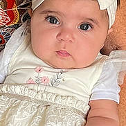 Lana a rejoint le concours — aidez-le/la à gagner de superbes lots ! adult_hand, arm, baby, bow, child, closeup, curious, cute, expression, face, hand, headband, holding, indoors, infant, patterned_clothing, portrait, skin, soft_light, white_dress