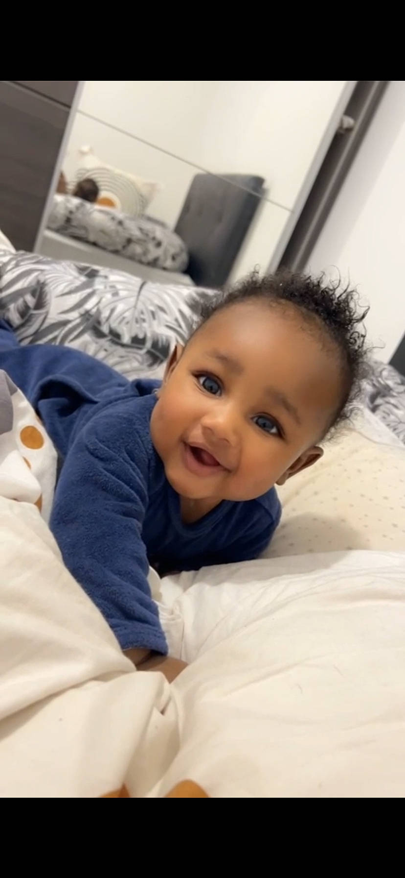 Amaya a rejoint le concours — aidez-le/la à gagner de superbes lots ! baby, baby_toddler_clothing, bedding, cheek, child, comfort, flooring, fun, fur, happy, laptop, linens, nose, person, portrait_photography, room, sitting, smile, toddler, vacation