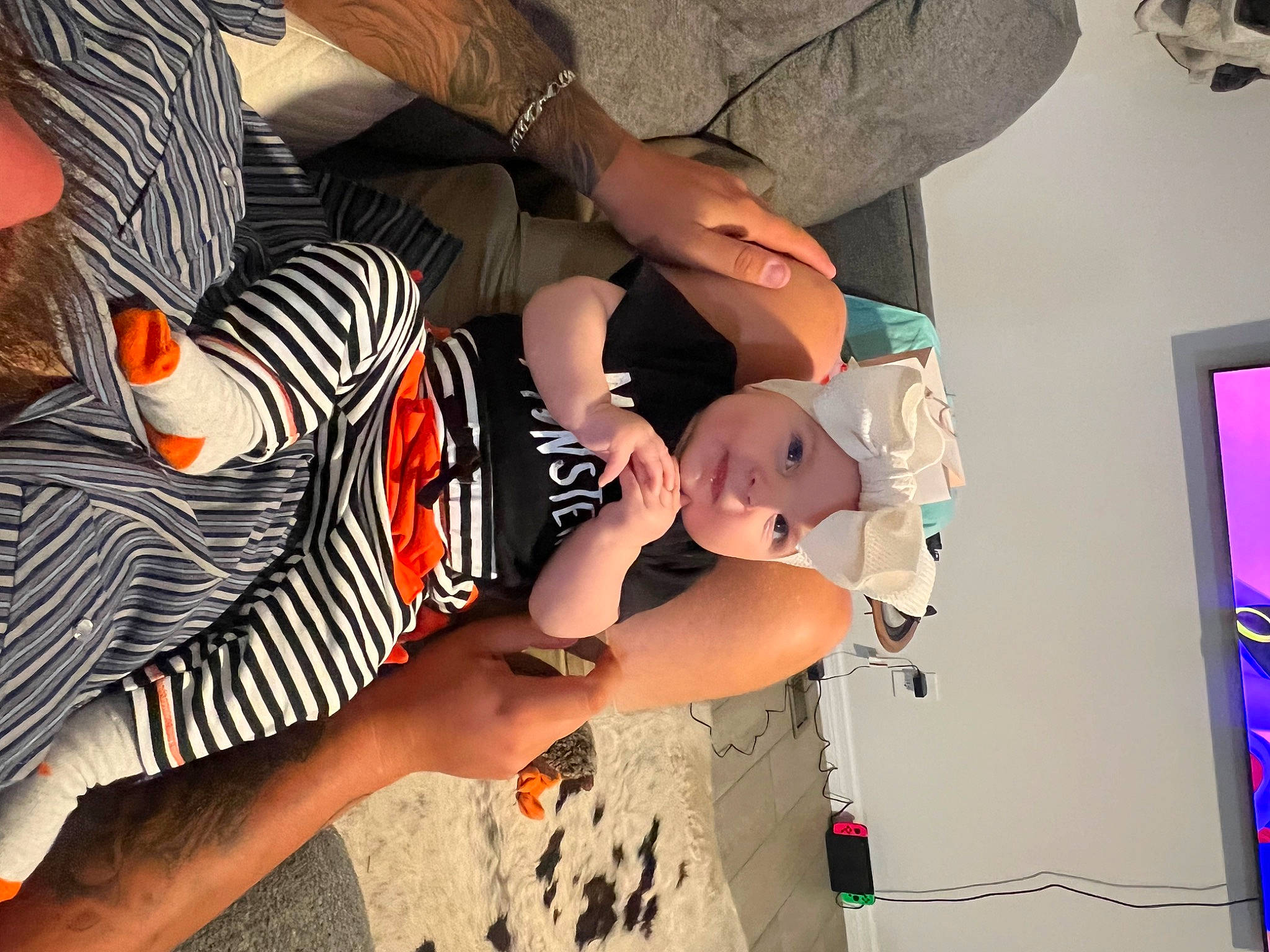 Paisley is registered to the contest to win money with this photo: calf, cool, elbow, eyewear, finger, foot, fun, gesture, hand, happy, hat, headwear, human_body, human_leg, knee, leisure, nail, pattern, person, sunglasses