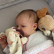 Maxine a rejoint le concours — aidez-le/la à gagner de superbes lots ! baby, infant, pacifier, plush_toy, blanket, crib, sleeping, soft_toy, cute, child, indoors, comfort, resting, cozy, pink, white_clothing, newborn, face, hand, fabric