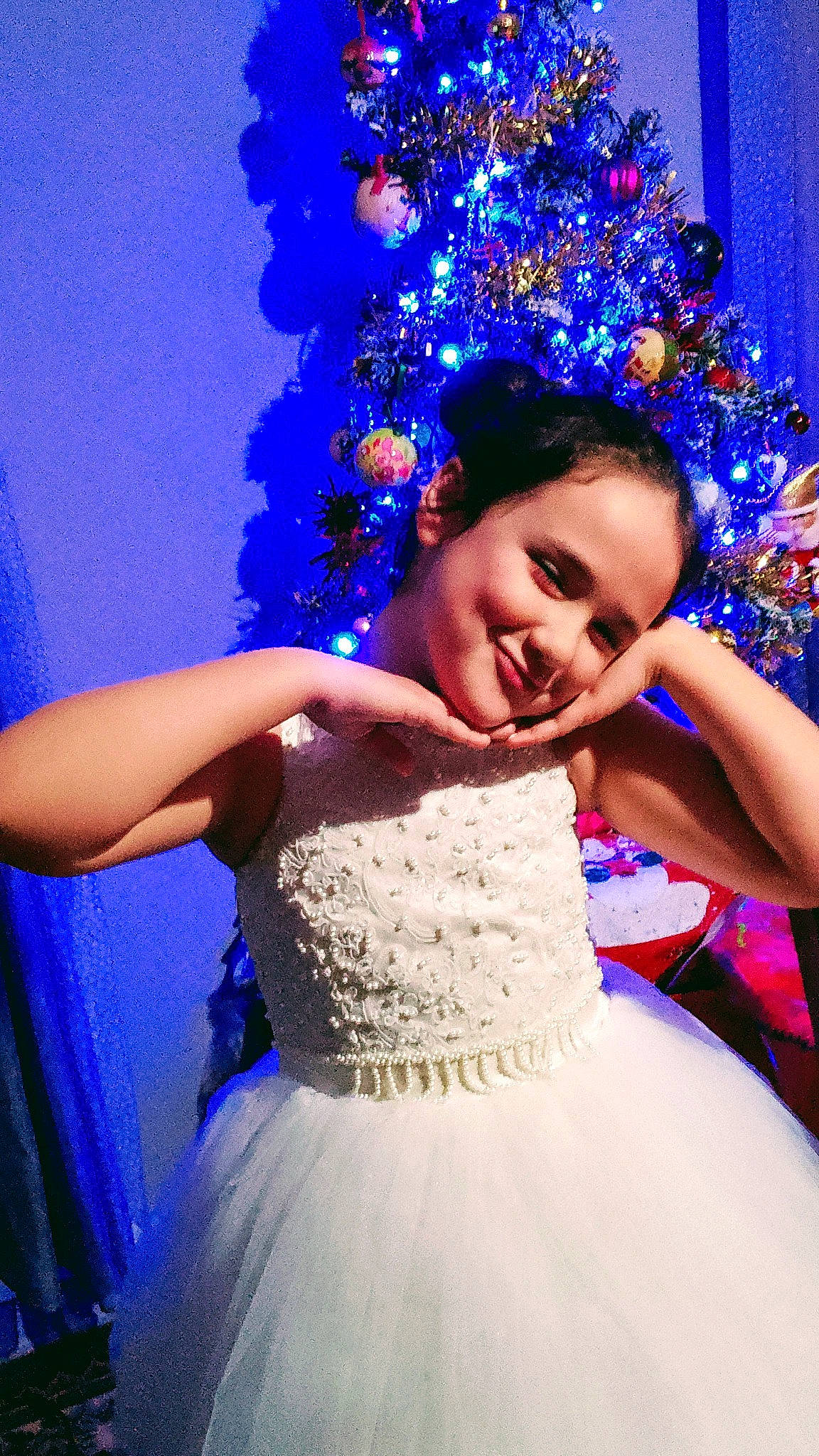 Valentine a rejoint le concours — aidez-le/la à gagner de superbes lots ! blue, christmas_tree, dress, electric_blue, entertainment, event, fashion, fashion_design, flash_photography, formal_wear, fun, gown, hairstyle, happy, headpiece, joy, lighting, magenta, person, purple