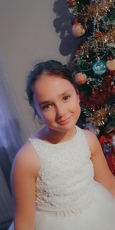 Valentine participe au concours pour gagner de l'argent avec cette photo : bridal_accessory, bridal_clothing, christmas_ornament, christmas_tree, dress, event, eyebrow, flash_photography, formal_wear, gown, hair, hairstyle, happy, head, holiday_ornament, iris, joy, long_hair, ornament, person