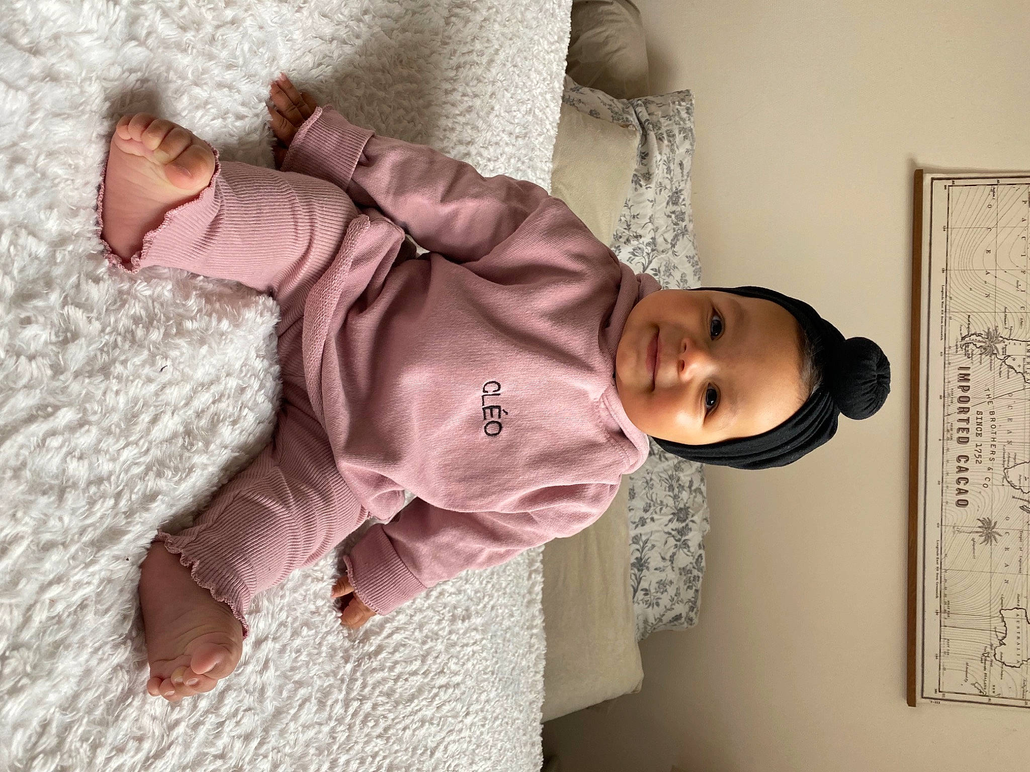 Cléo participe au concours pour gagner de l'argent avec cette photo : arm, baby, baby_toddler_clothing, child, comfort, fur, human, human_body, joy, linens, outerwear, pattern, person, room, skin, sleeve, sock, suit, textile, toddler