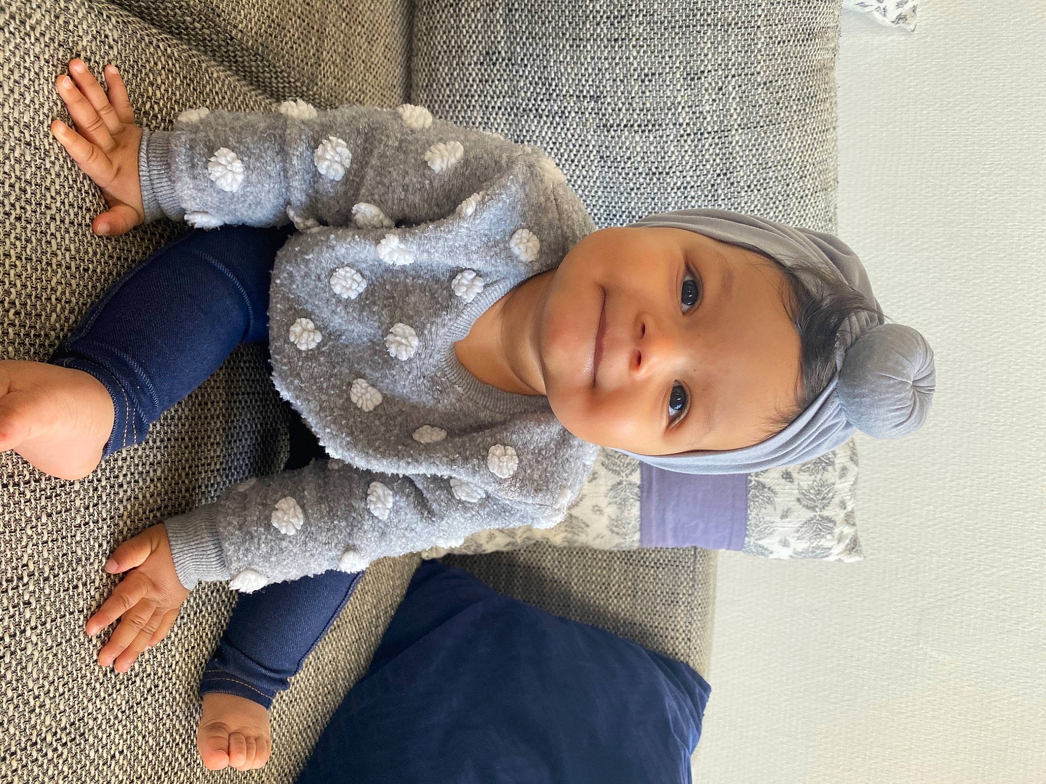 Cléo participe au concours pour gagner de l'argent avec cette photo : baby, baby_products, baby_toddler_clothing, child, comfort, fashion_accessory, foot, happy, human_body, joy, linens, pattern, person, sitting, sleeve, smile, thumb, toddler, tree, wood