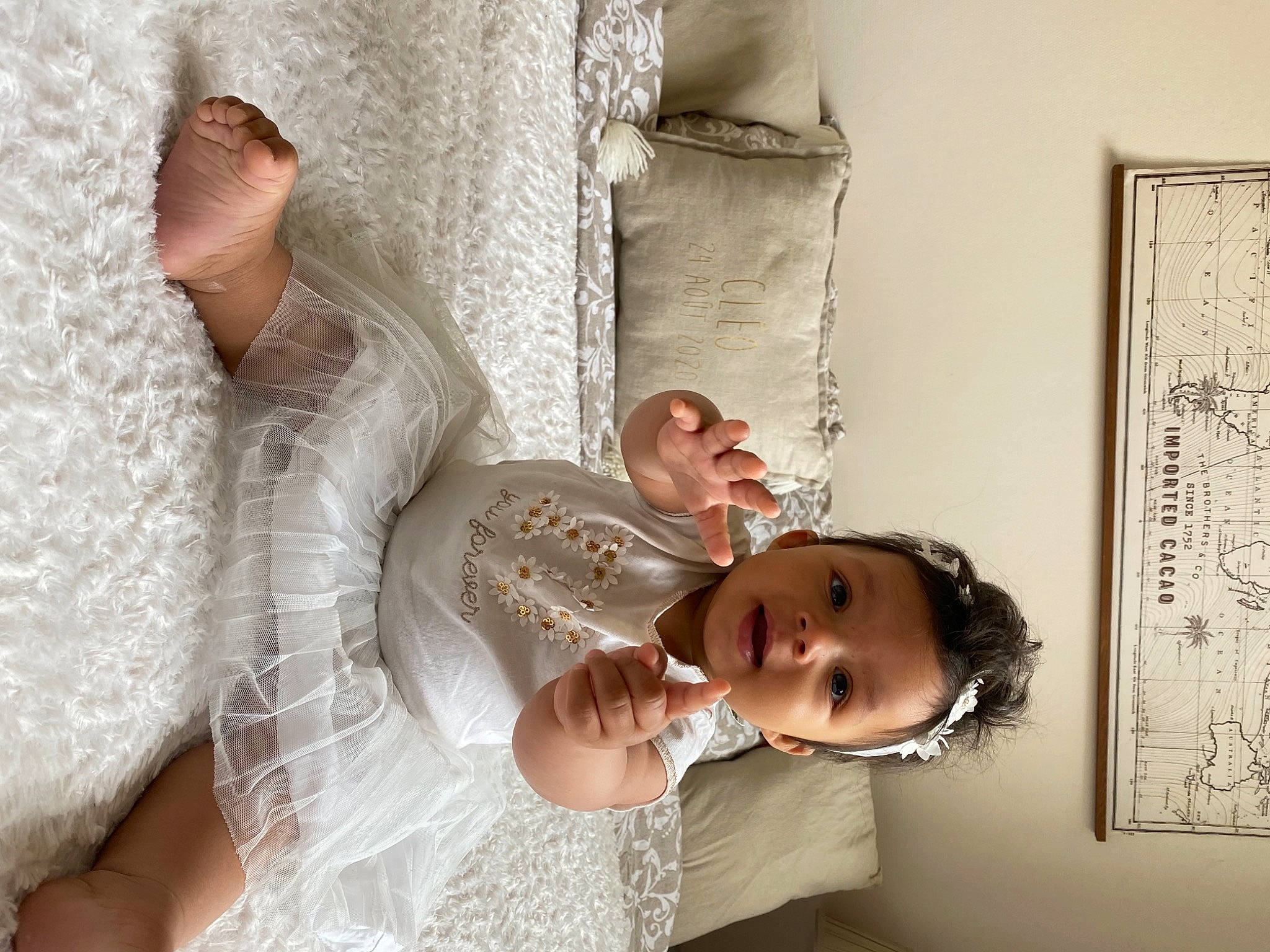 Cléo a rejoint le concours — aidez-le/la à gagner de superbes lots ! baby, bridal_accessory, bridal_clothing, bride, child, comfort, dress, elbow, event, fashion_accessory, gesture, happy, jewellery, linens, people, person, photograph, picture_frame, room, textile