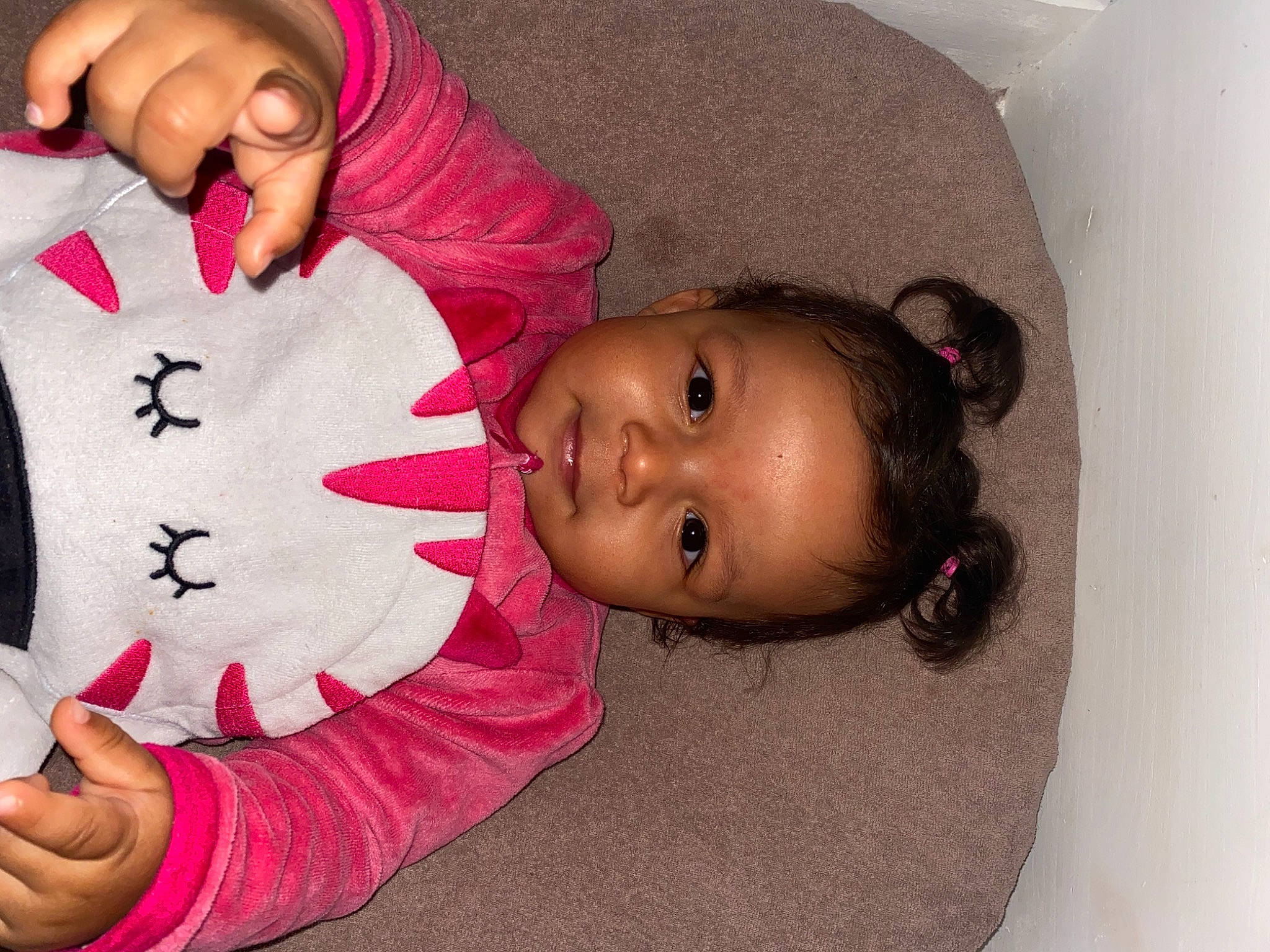 Cléo participe au concours pour gagner de l'argent avec cette photo : bangs, black_hair, cheek, child, eye, eyebrow, eyelash, face, finger, hand, happy, head, lip, nose, person, pink, plant, skin, sleeve, smile