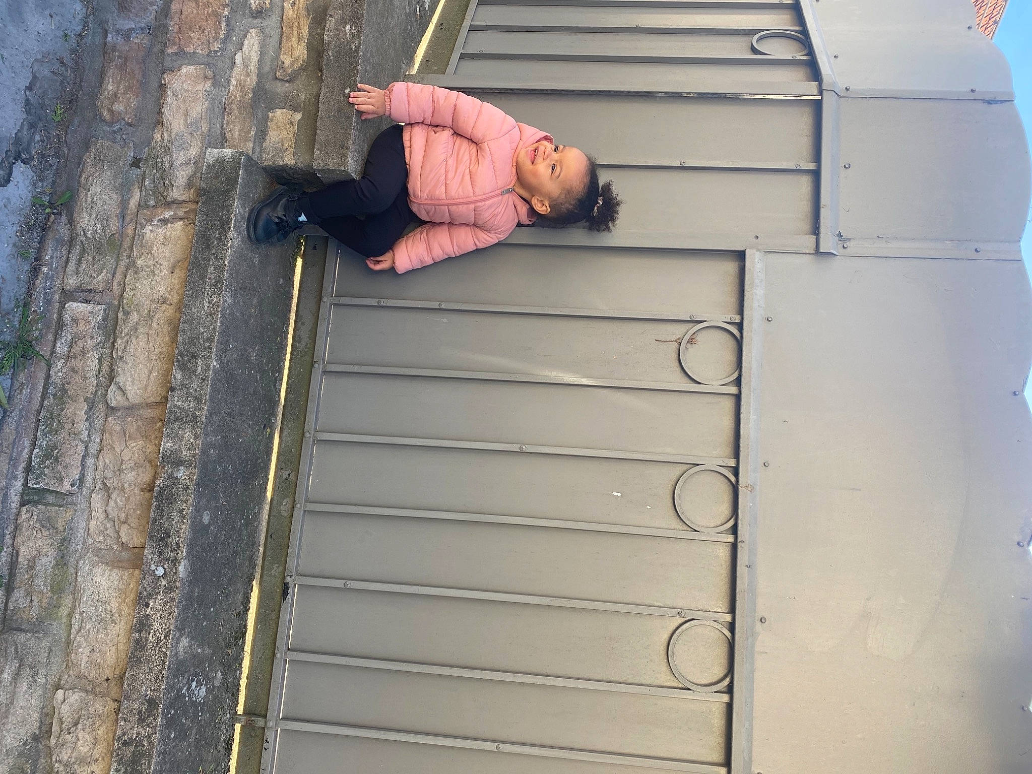 Romane participe au concours pour gagner de l'argent avec cette photo : child, composite_material, concrete, facade, grey, handrail, hardwood, joy, leisure, metal, person, roof, shadow, siding, sitting, sky, stairs, t_shirt, tints_and_shades, tree