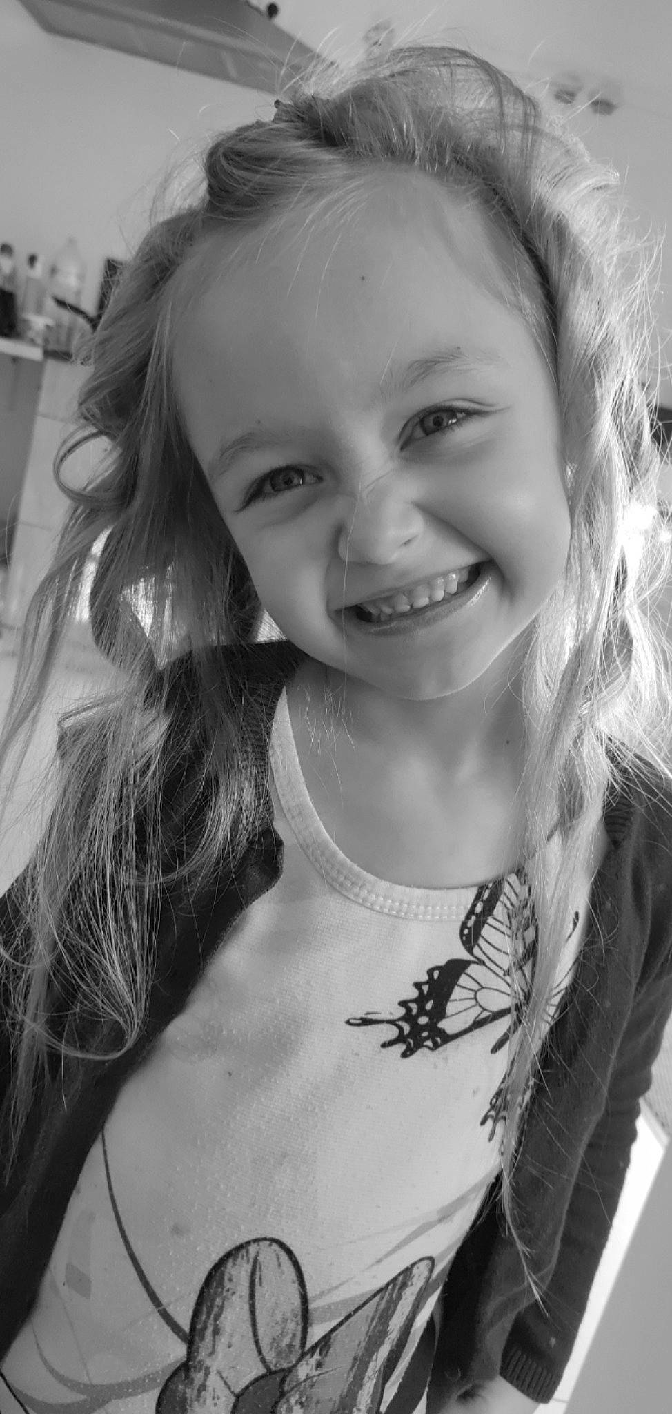 Laëlyana participe au concours pour gagner de l'argent avec cette photo : black, black_and_white, eye, eyebrow, eyelash, face, flash_photography, hair, head, iris, joy, lip, mouth, neck, organ, person, shoulder, skin, sleeve, smile