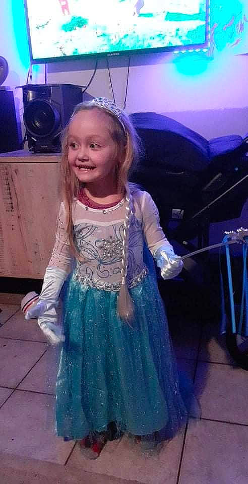 Laëlyana a rejoint le concours — aidez-le/la à gagner de superbes lots ! blue, electric_blue, entertainment, event, fashion_design, flash_photography, formal_wear, fun, hairstyle, happy, human_body, magenta, performing_arts, person, purple, shoulder, skin, smile, standing, toddler