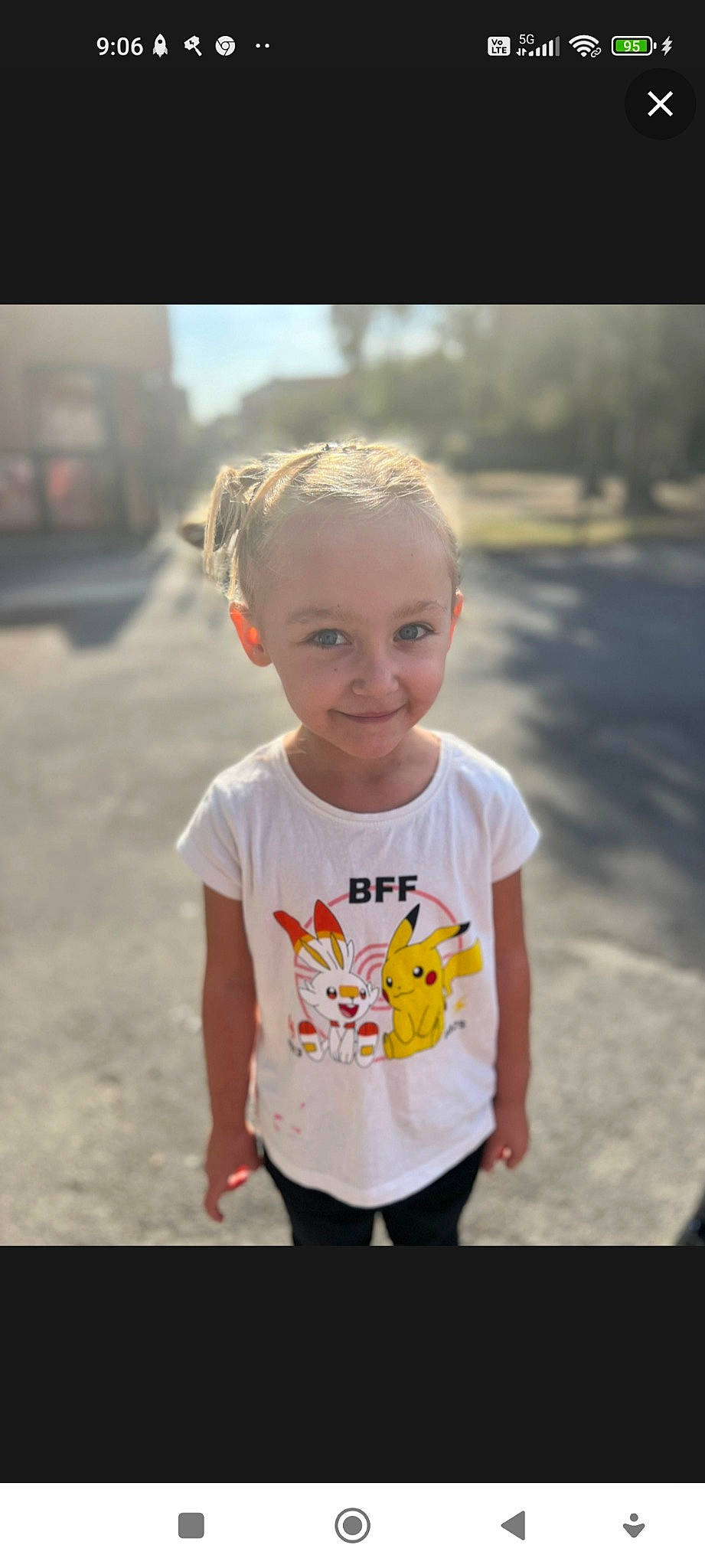 Laëlyana participe au concours pour gagner de l'argent avec cette photo : asphalt, cool, eye, eyewear, face, flash_photography, fun, grass, happy, iris, joy, leisure, mammal, people, person, shoulder, sleeve, smile, standing, summer