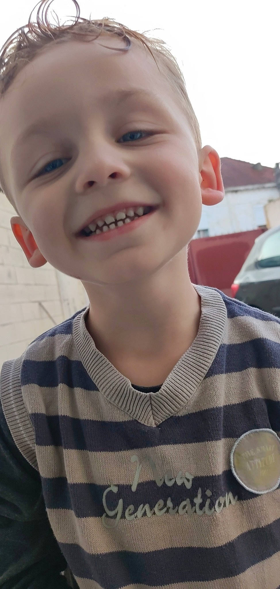 Jonas a rejoint le concours — aidez-le/la à gagner de superbes lots ! cheek, chin, dishware, eyelash, forehead, fun, happy, jaw, joy, kitchen_utensil, lip, mouth, nose, person, serveware, skin, smile, t_shirt, tableware, toddler