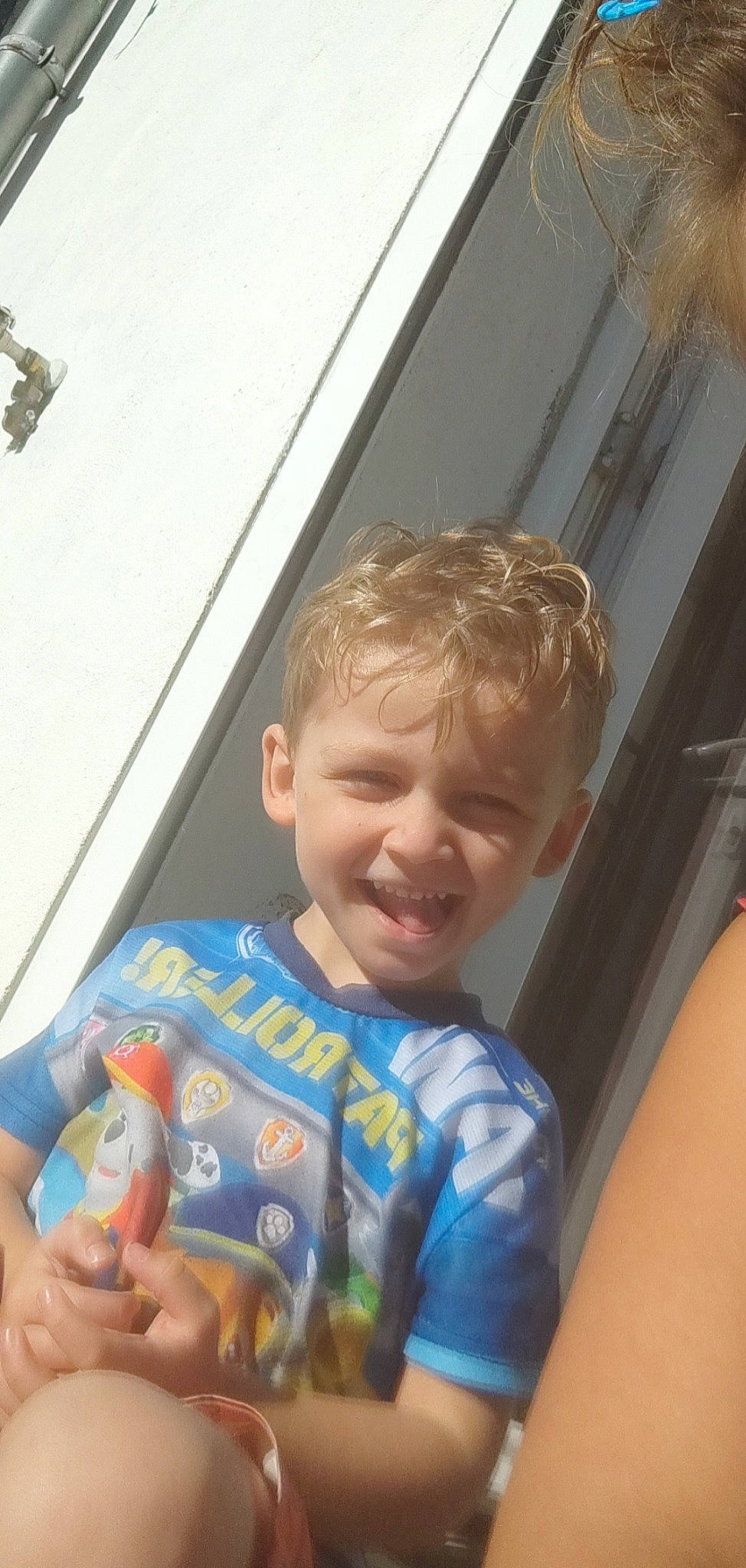 Jonas a rejoint le concours — aidez-le/la à gagner de superbes lots ! child, chin, elbow, electric_blue, eye, fun, gesture, happy, iris, joy, leisure, mouth, muscle, nose, person, recreation, shoulder, sitting, skin, smile