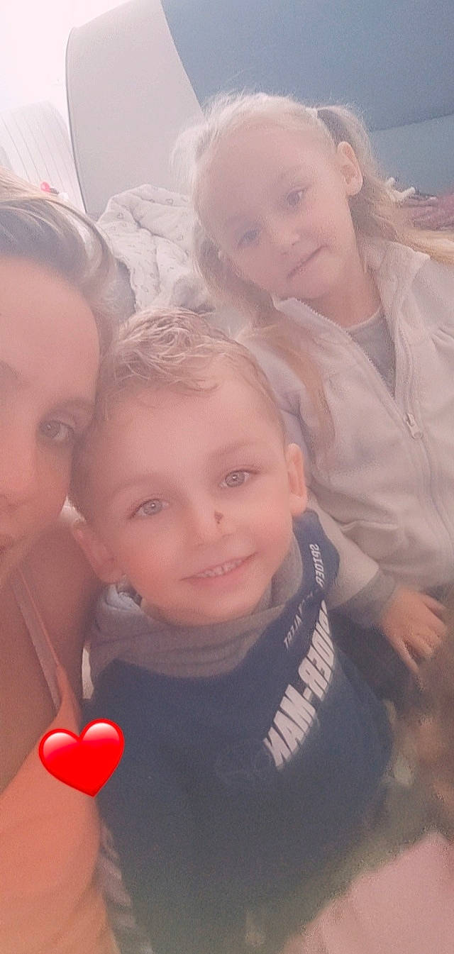 Jonas a rejoint le concours — aidez-le/la à gagner de superbes lots ! cheek, chin, cool, ear, eyebrow, face, finger, forehead, fun, gesture, happy, head, iris, joy, lip, mouth, nose, organ, people, person