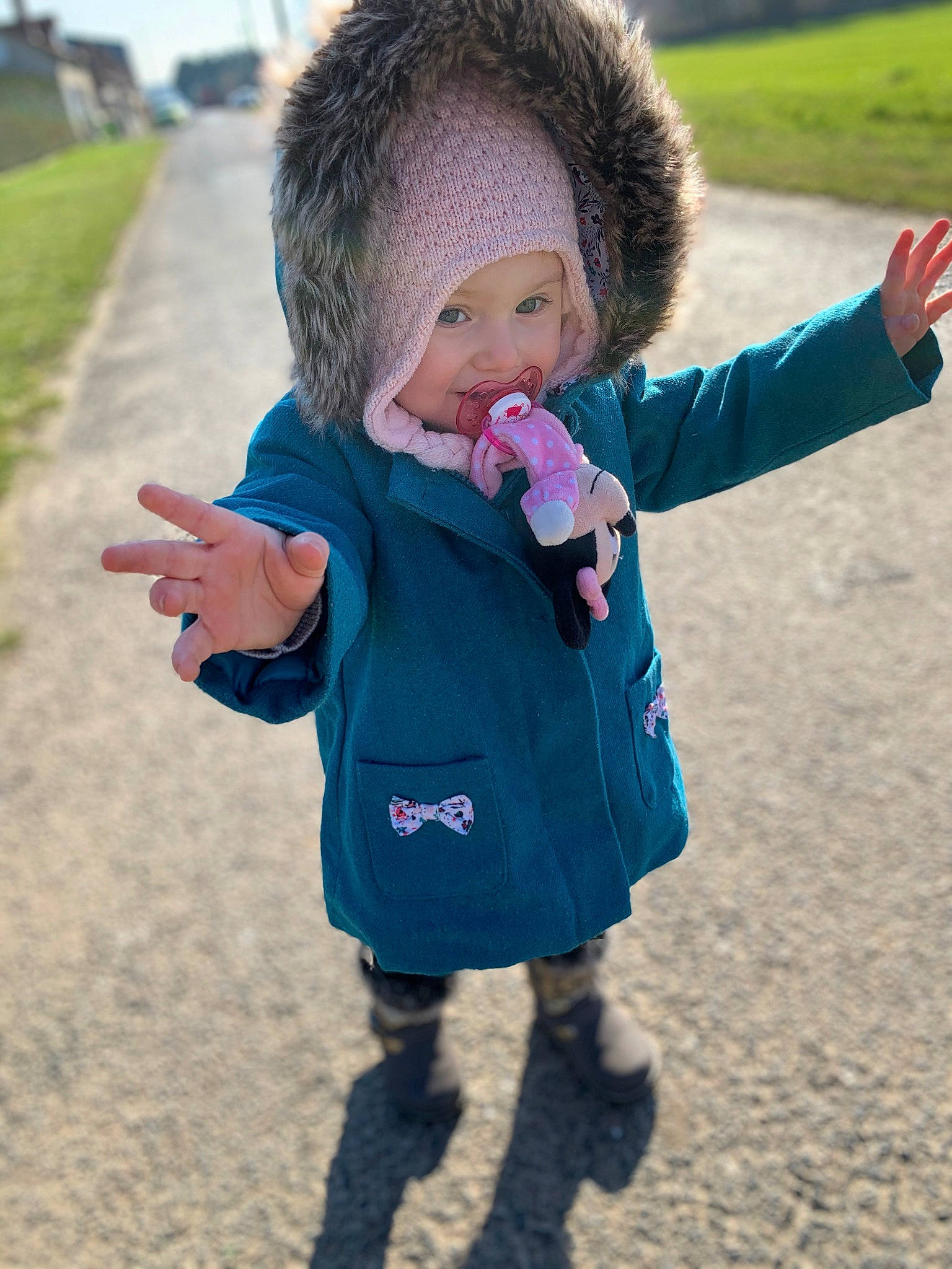 Chelsy participe au concours pour gagner de l'argent avec cette photo : cap, denim, electric_blue, eye, finger, fun, gesture, glove, grass, green, happy, headwear, jacket, leisure, people, people_in_nature, person, plant, street_fashion, toddler