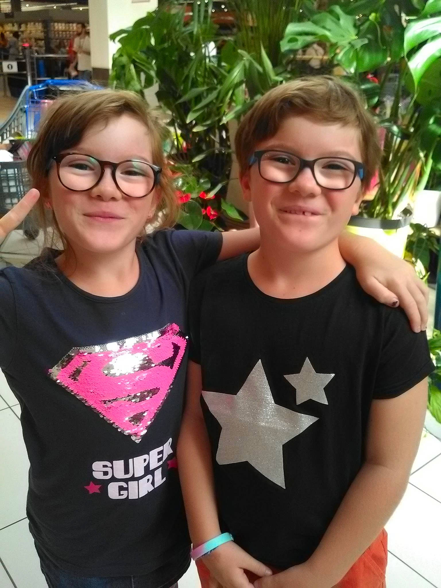 Sarah Et Léa a rejoint le concours — aidez-le/la à gagner de superbes lots ! child, eyewear, fun, glasses, joy, person, pink, plant, product, shoulder, sleeve, smile, t_shirt, team, top, tree, vacation