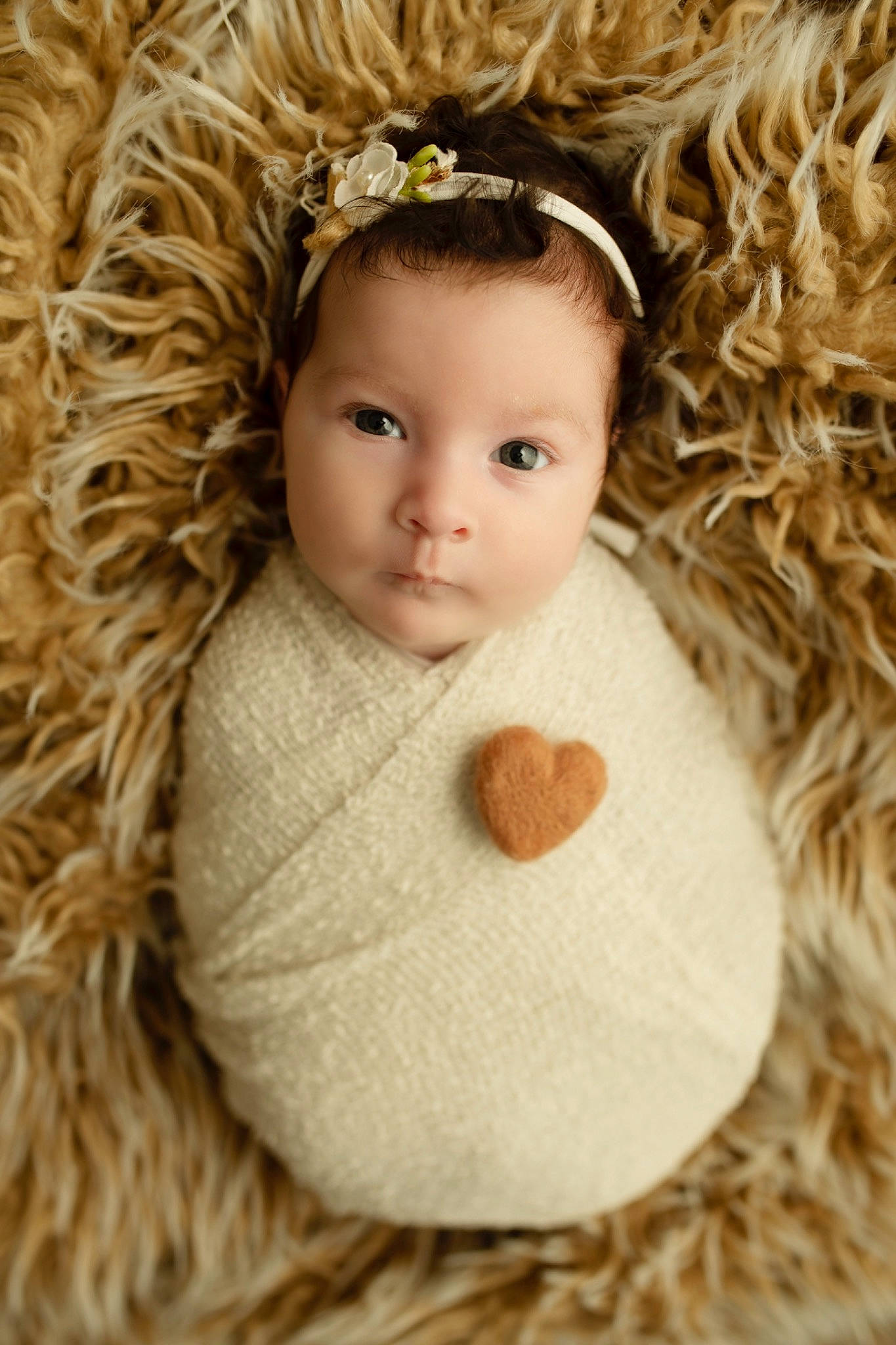 Malïa participe au concours pour gagner de l'argent avec cette photo : arm, cheek, chin, clothing, eye, eyebrow, eyelash, face, flash_photography, hair, hand, head, human_body, iris, lip, neck, outerwear, person, skin, textile