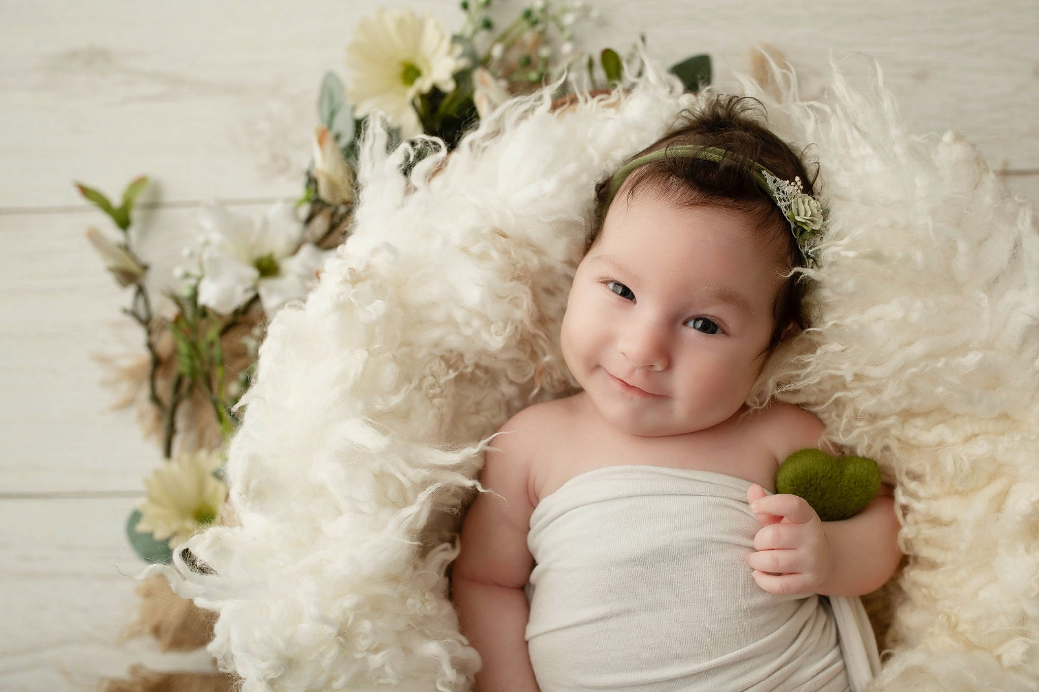 Malïa participe au concours pour gagner de l'argent avec cette photo : angel, baby, baby_toddler_clothing, bouquet, bridal_accessory, bridal_clothing, cut_flowers, feather, flash_photography, flower, happy, headband, headgear, headpiece, iris, joy, person, petal, skin, smile
