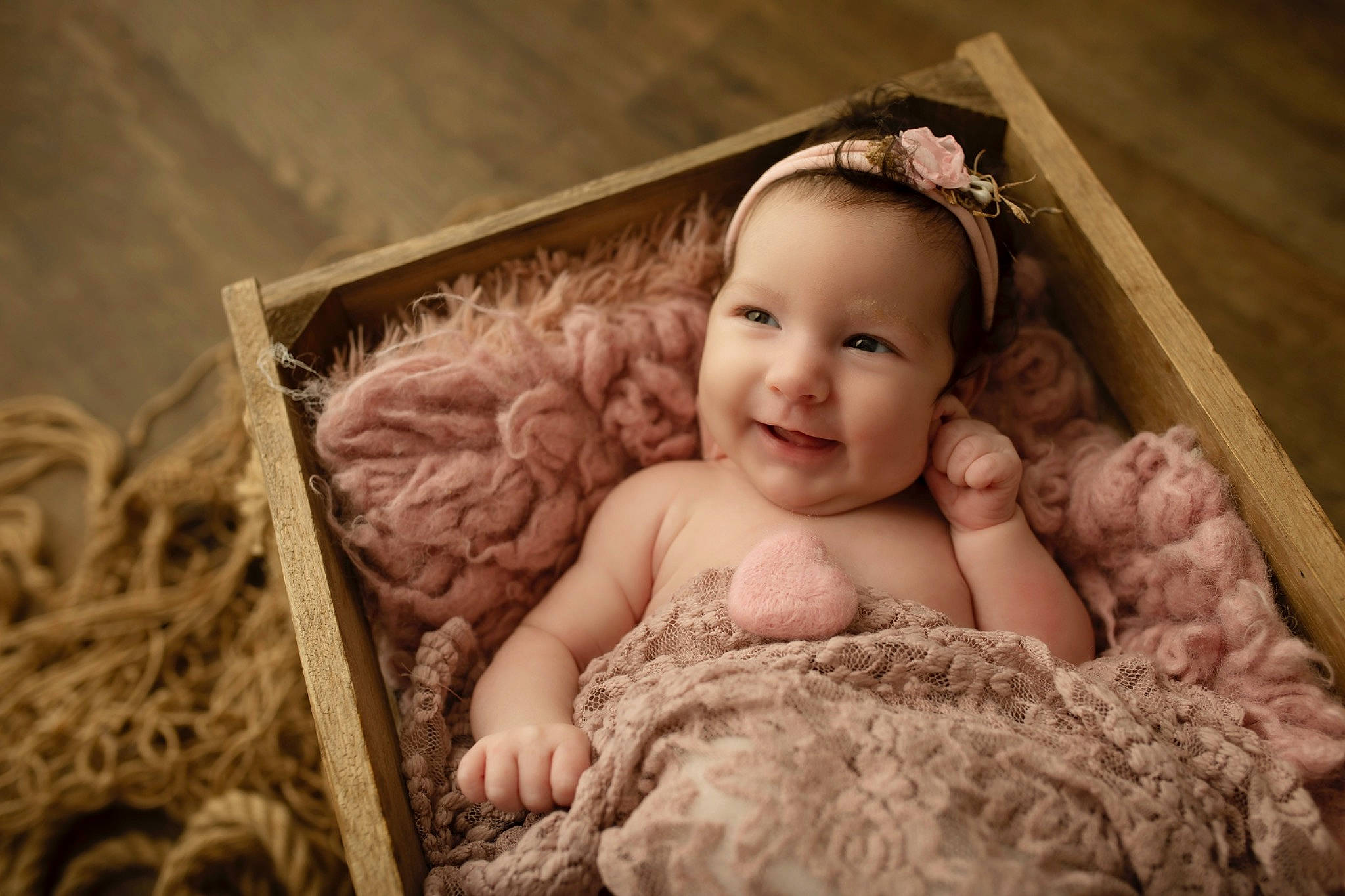 Malïa participe au concours pour gagner de l'argent avec cette photo : baby, baby_toddler_clothing, blond, cheek, child, eye, face, flash_photography, fun, happy, head, headgear, iris, joy, monochrome, person, picture_frame, pink, skin, smile