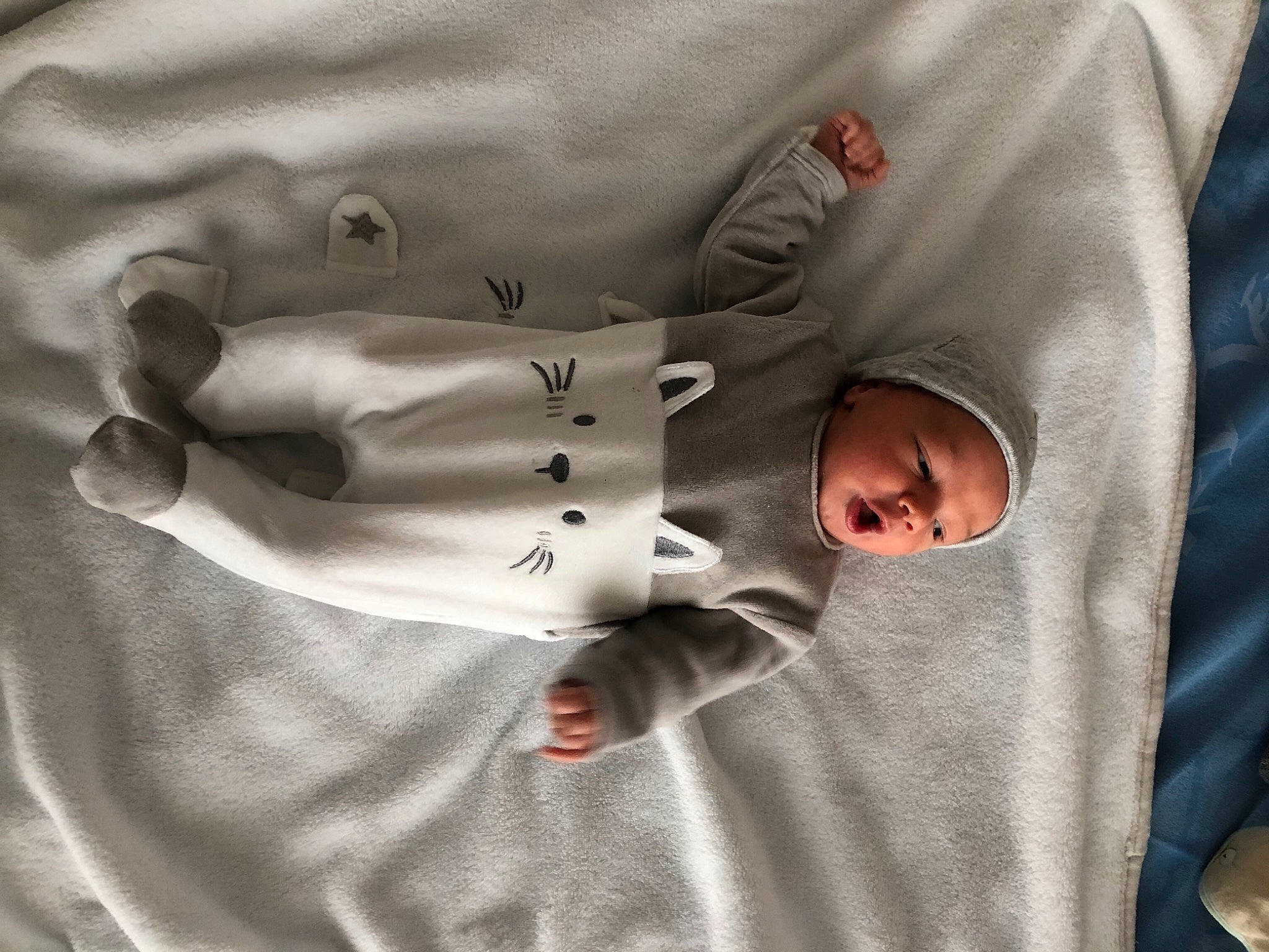 Soan participe au concours pour gagner de l'argent avec cette photo : arm, baby, baby_products, baby_sleeping, baby_toddler_clothing, bedding, child, comfort, elbow, finger, gesture, glasses, grey, headwear, human_body, linens, nap, person, room, sleeve