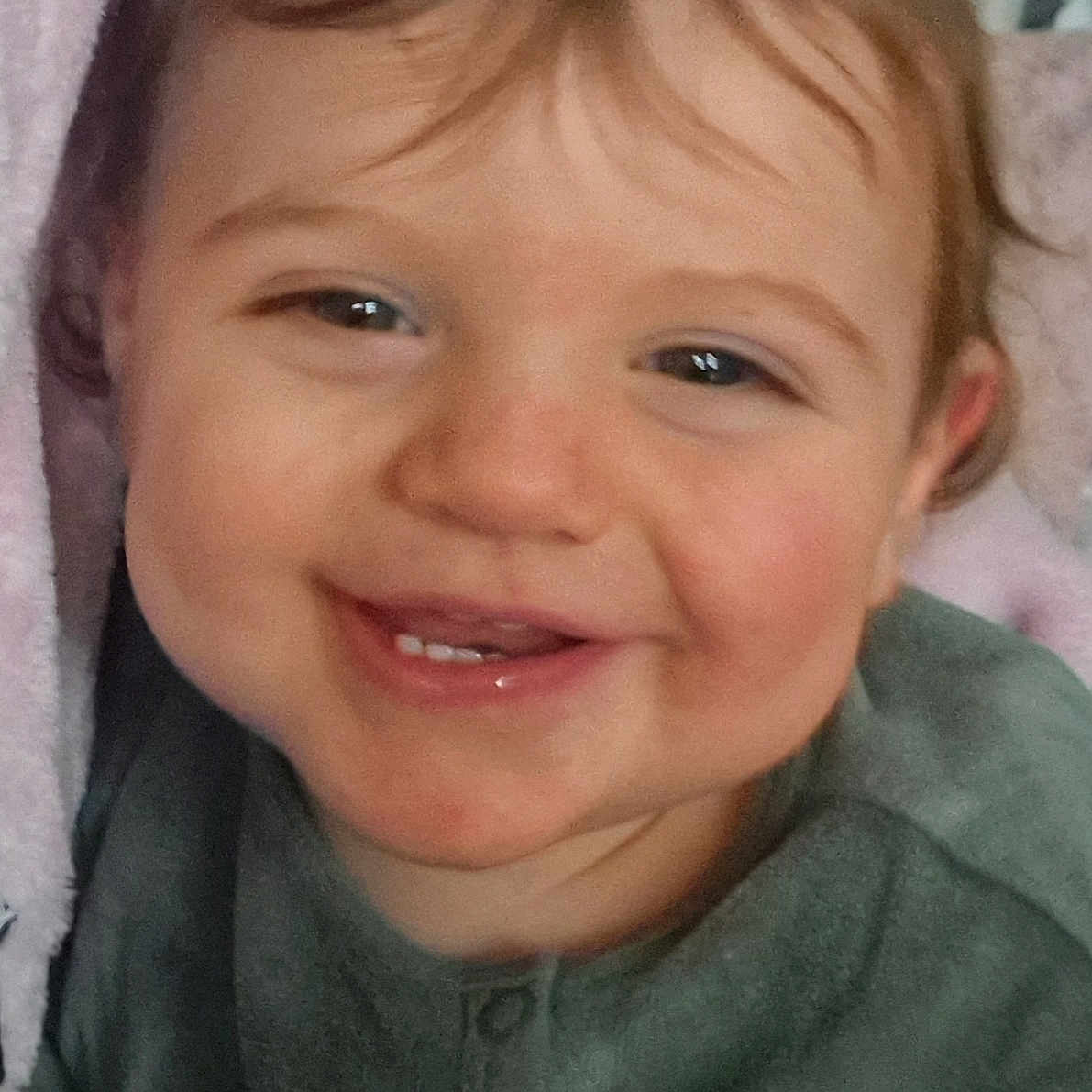 Celsino a rejoint le concours — aidez-le/la à gagner de superbes lots ! baby, blanket, candid, cheeks, child, closeup, eyes, face, hair, happy, indoor, mouth, pajamas, person, portrait, skin, smiling, teeth, toddler, towel