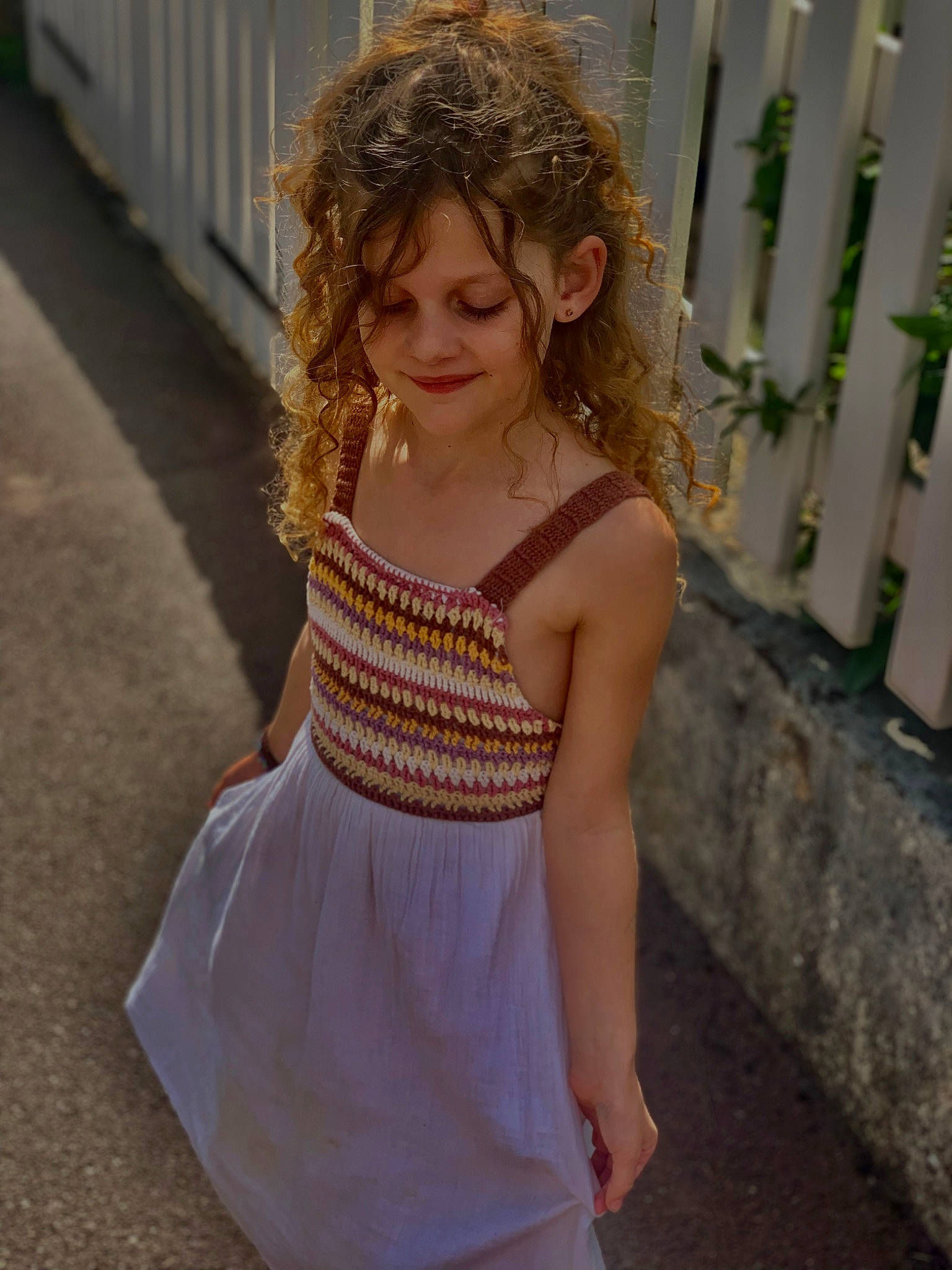 Ajla a rejoint le concours — aidez-le/la à gagner de superbes lots ! baby_toddler_clothing, day_dress, eye, face, fashion_design, fence, fun, grass, hair, happy, head, human_body, joy, long_hair, neck, person, sleeve, smile, standing, toddler