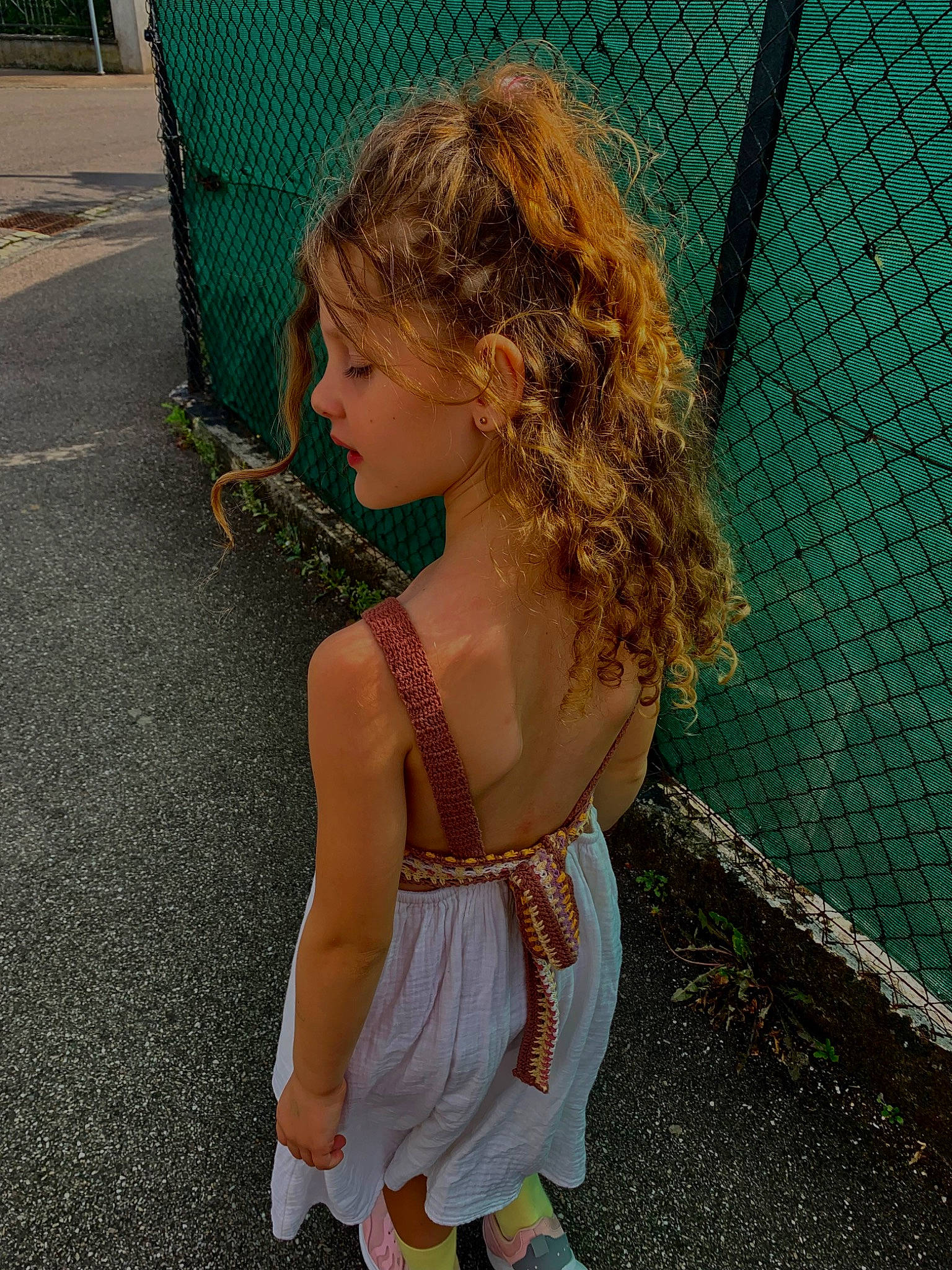 Ajla a rejoint le concours — aidez-le/la à gagner de superbes lots ! asphalt, blond, brown_hair, child, city, fun, grass, happy, leisure, long_hair, net, pattern, people_in_nature, person, play, road_surface, sidewalk, sitting, smile, soil