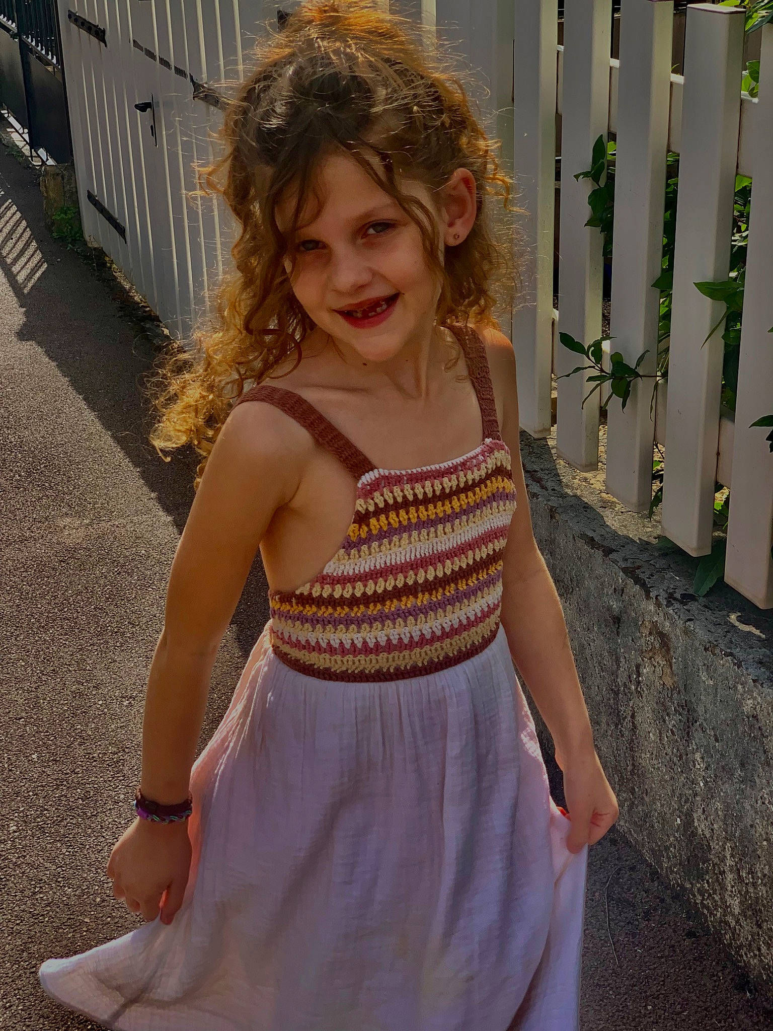 Ajla a rejoint le concours — aidez-le/la à gagner de superbes lots ! abdomen, blond, day_dress, face, fashion, fashion_design, fence, grass, hair, happy, human_body, human_leg, joint, joy, long_hair, neck, person, sleeve, sleeveless_shirt, smile