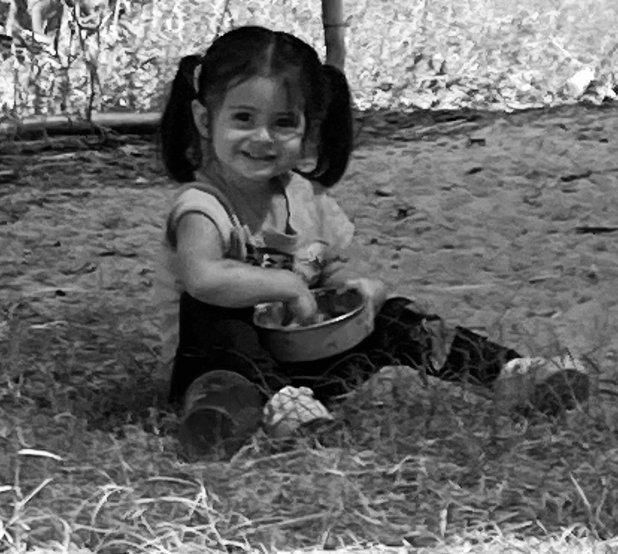 Evelyn is registered to the contest to win money with this photo: black, black_and_white, child, eye, fun, grass, happy, head, joy, monochrome, monochrome_photography, people, people_in_nature, person, photograph, sitting, smile, snapshot, soil, style