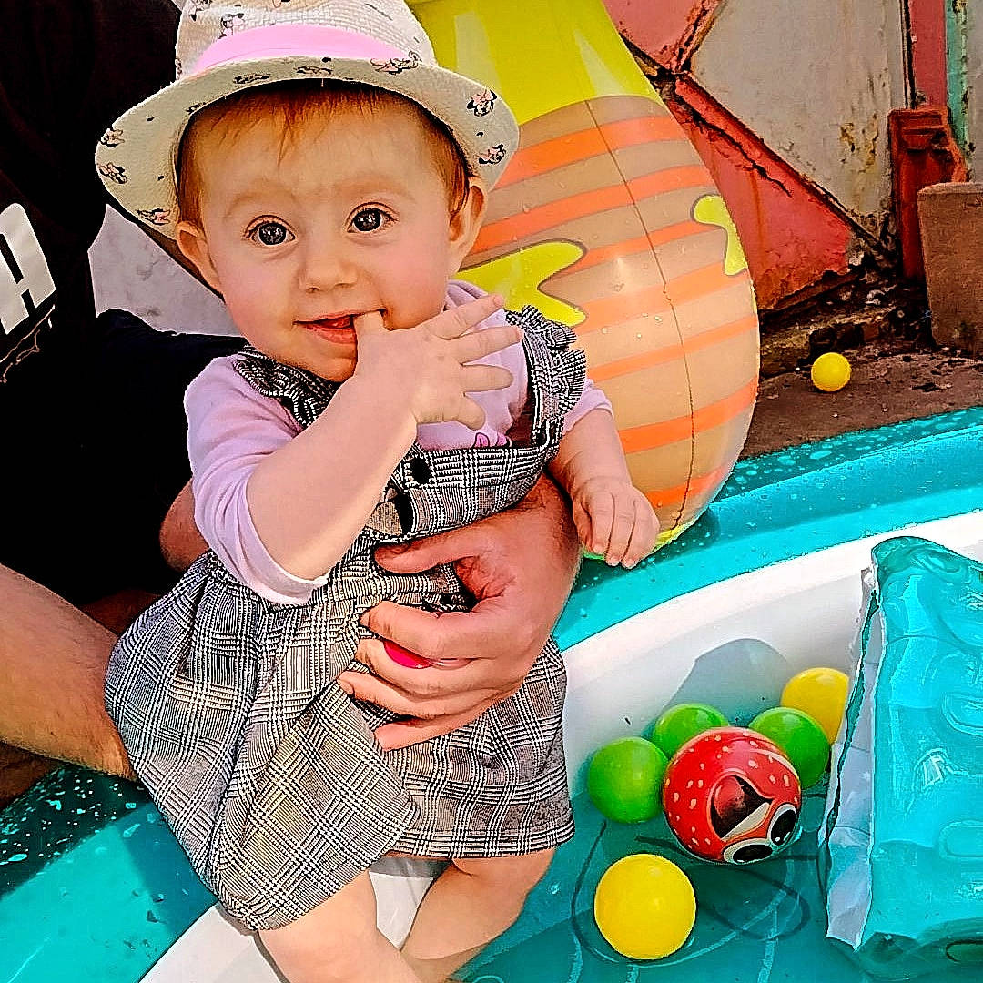 Letty a rejoint le concours — aidez-le/la à gagner de superbes lots ! baby, baby_toddler_clothing, cap, child, costume_hat, fun, hairstyle, happy, hat, joy, leisure, party_supply, pattern, person, photograph, pink, product, sleeve, smile, summer