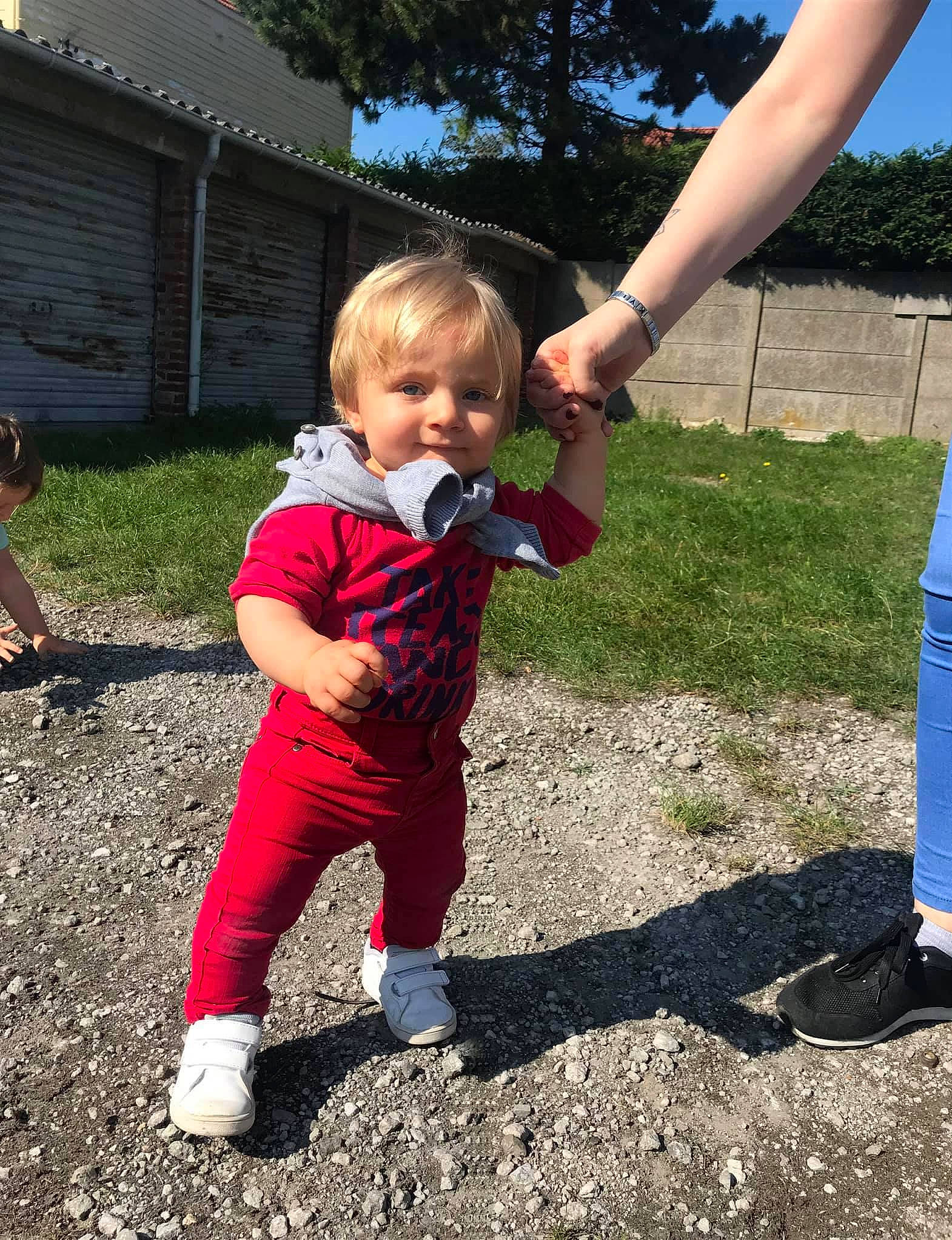 Kylian a rejoint le concours — aidez-le/la à gagner de superbes lots ! backyard, child, garden, outdoor_play_equipment, person, plant, play, playground, soil, summer, toddler, tree, vacation, yard