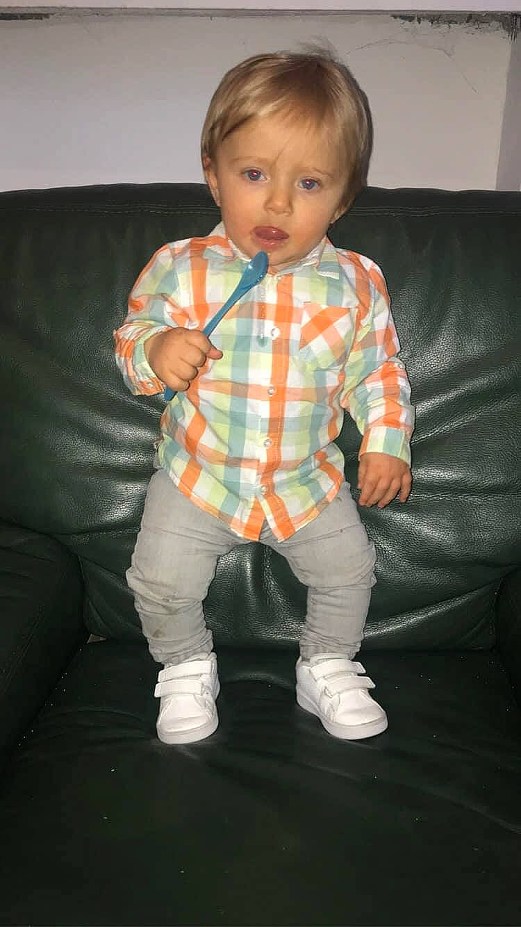 Kylian participe au concours pour gagner de l'argent avec cette photo : arm, baby, baby_toddler_clothing, cheek, child, person, sitting, sleeve, standing, toddler