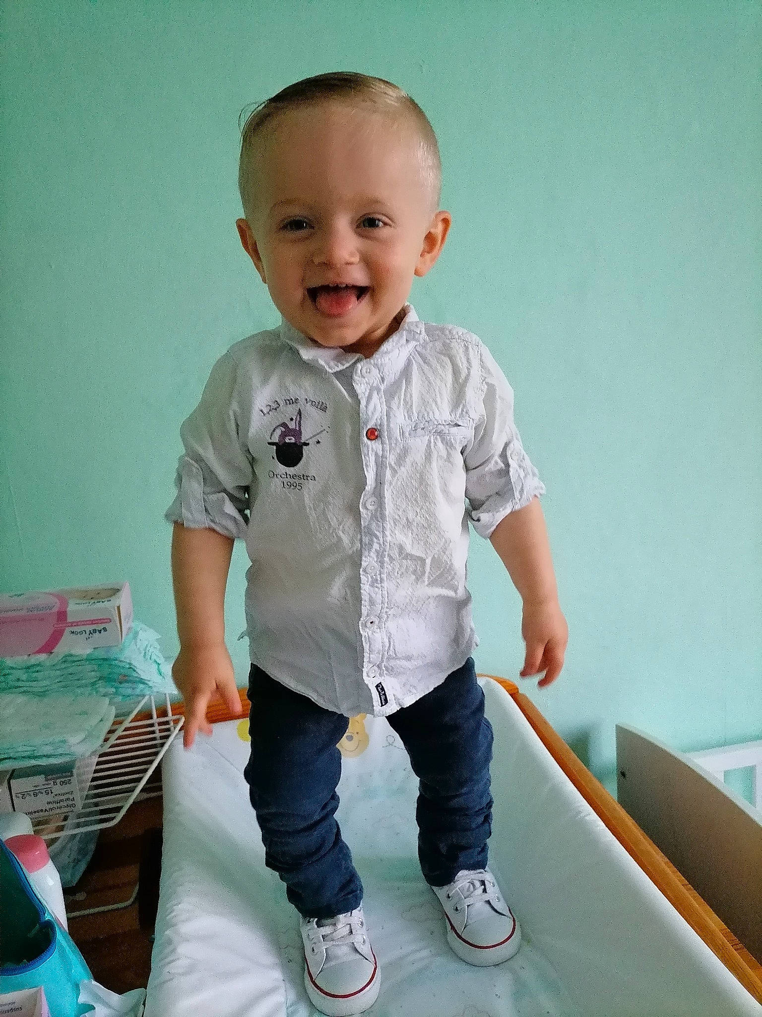 Kylian a rejoint le concours — aidez-le/la à gagner de superbes lots ! baby, baby_products, baby_toddler_clothing, child, denim, electric_blue, flooring, fun, happy, joint, joy, knee, leg, pattern, person, shoulder, sitting, sleeve, smile, t_shirt