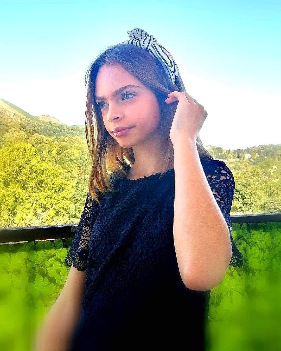 Luna a rejoint le concours — aidez-le/la à gagner de superbes lots ! black_hair, cool, electric_blue, eye, eyewear, flash_photography, grass, grass_family, grassland, happy, headpiece, landscape, lens_flare, long_hair, meadow, people_in_nature, person, plant, shoulder, sky