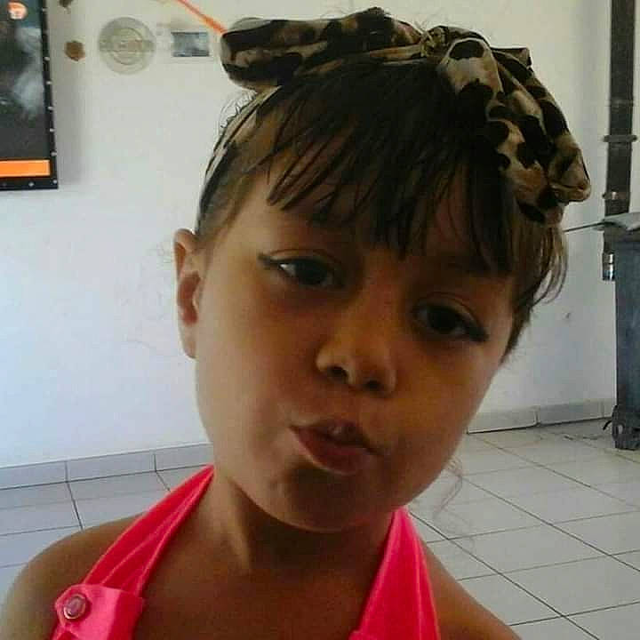 Emilie participe au concours pour gagner de l'argent avec cette photo : cheek, chin, ear, eye, eyebrow, eyelash, face, forehead, hair, hairstyle, head, helmet, jaw, lip, mouth, neck, nose, organ, person, shoulder