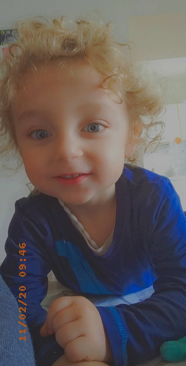 Englo a rejoint le concours — aidez-le/la à gagner de superbes lots ! arm, cheek, cool, ear, eye, eyebrow, eyelash, forehead, happy, iris, joy, lip, mouth, neck, nose, person, skin, sleeve, smile, standing