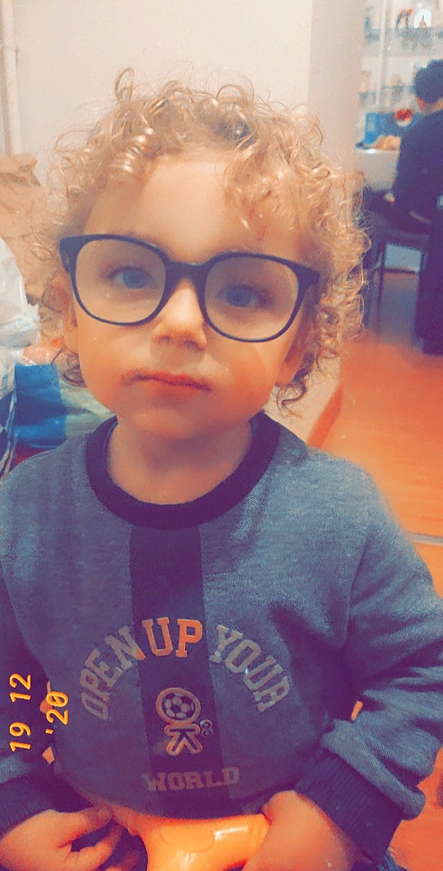 Englo a rejoint le concours — aidez-le/la à gagner de superbes lots ! cheek, chin, cool, ear, eyebrow, eyelash, eyewear, forehead, glasses, goggles, happy, jaw, lip, mouth, nose, person, sleeve, sunglasses, t_shirt, toddler