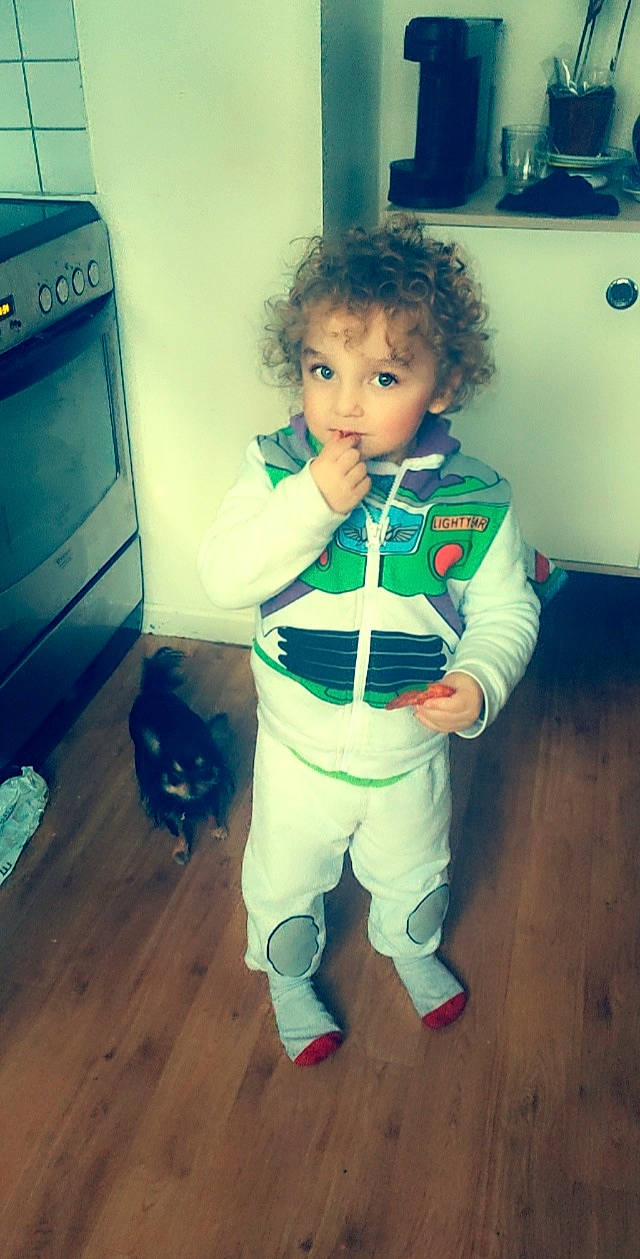 Englo participe au concours pour gagner de l'argent avec cette photo : baby_toddler_clothing, blue, child, electric_blue, eye, fashion_design, flooring, fun, hair, happy, hardwood, head, home_appliance, person, room, skin, standing, toddler, trunk, waist