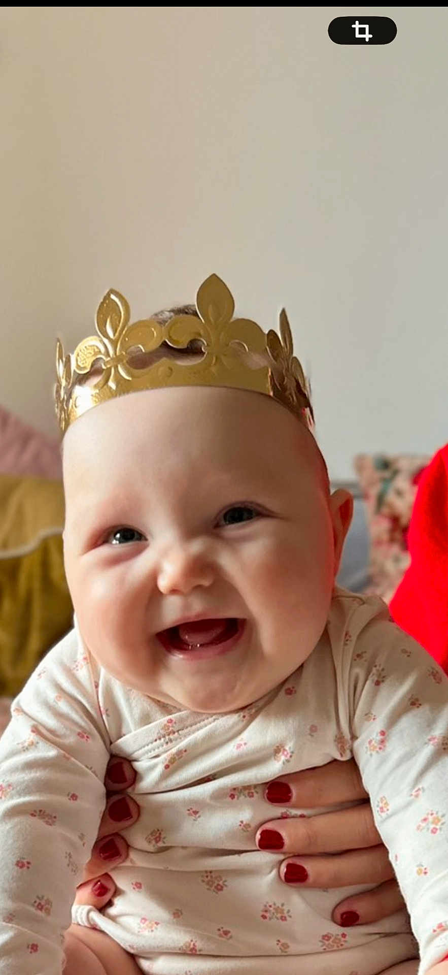 Madalainna participe au concours pour gagner de l'argent avec cette photo : baby, child, clothing, crown, cute, expression, face, hands, happy, head, human, indoor, infant, long_sleeve, patterned_clothes, person, portrait, red_nail_polish, skin, smile