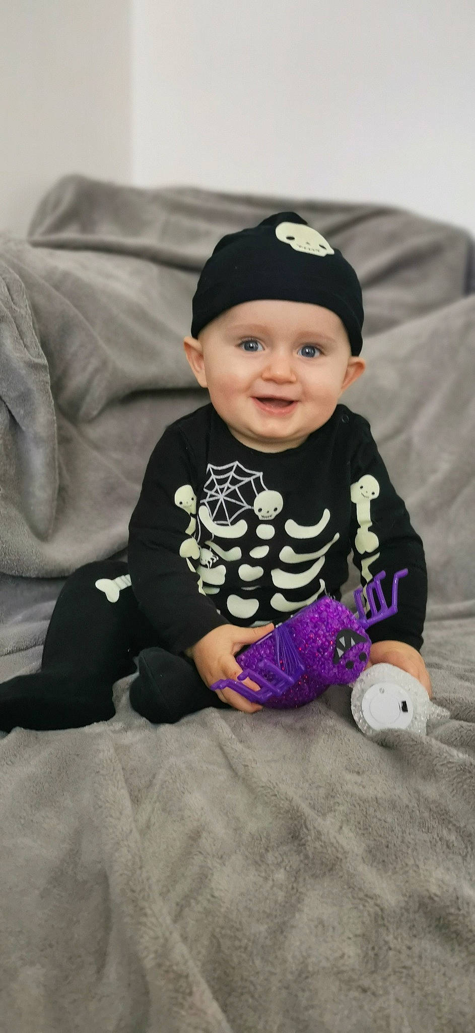 Léo a rejoint le concours — aidez-le/la à gagner de superbes lots ! baby, baby_toddler_clothing, ball, beanie, cap, child, comfort, flash_photography, fun, happy, headwear, joy, magenta, pattern, person, portrait_photography, purple, sitting, sleeve, smile