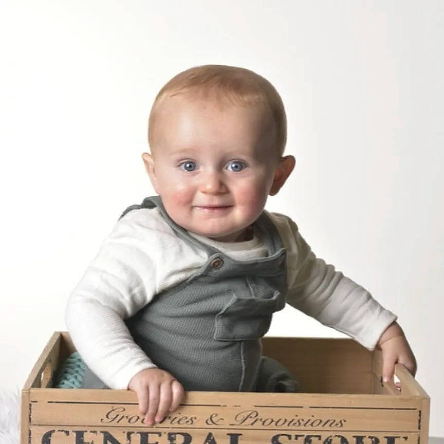 Léo a rejoint le concours — aidez-le/la à gagner de superbes lots ! arm, baby, baby_toddler_clothing, cheek, child, collar, face, facial_expression, gesture, happy, head, joy, people, person, product, sitting, sleeve, smile, standing, t_shirt