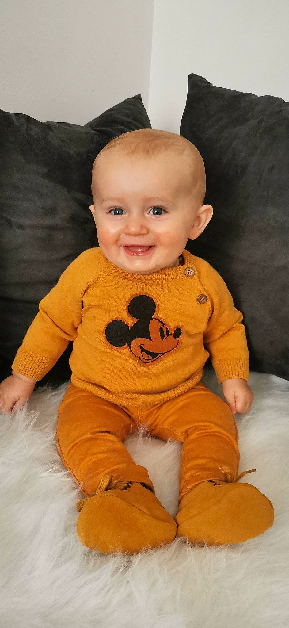 Léo a rejoint le concours — aidez-le/la à gagner de superbes lots ! baby_toddler_clothing, cheek, chin, comfort, eye, face, facial_expression, hairstyle, head, joy, mouth, nose, orange, outerwear, person, product, skin, sleeve, smile, stomach