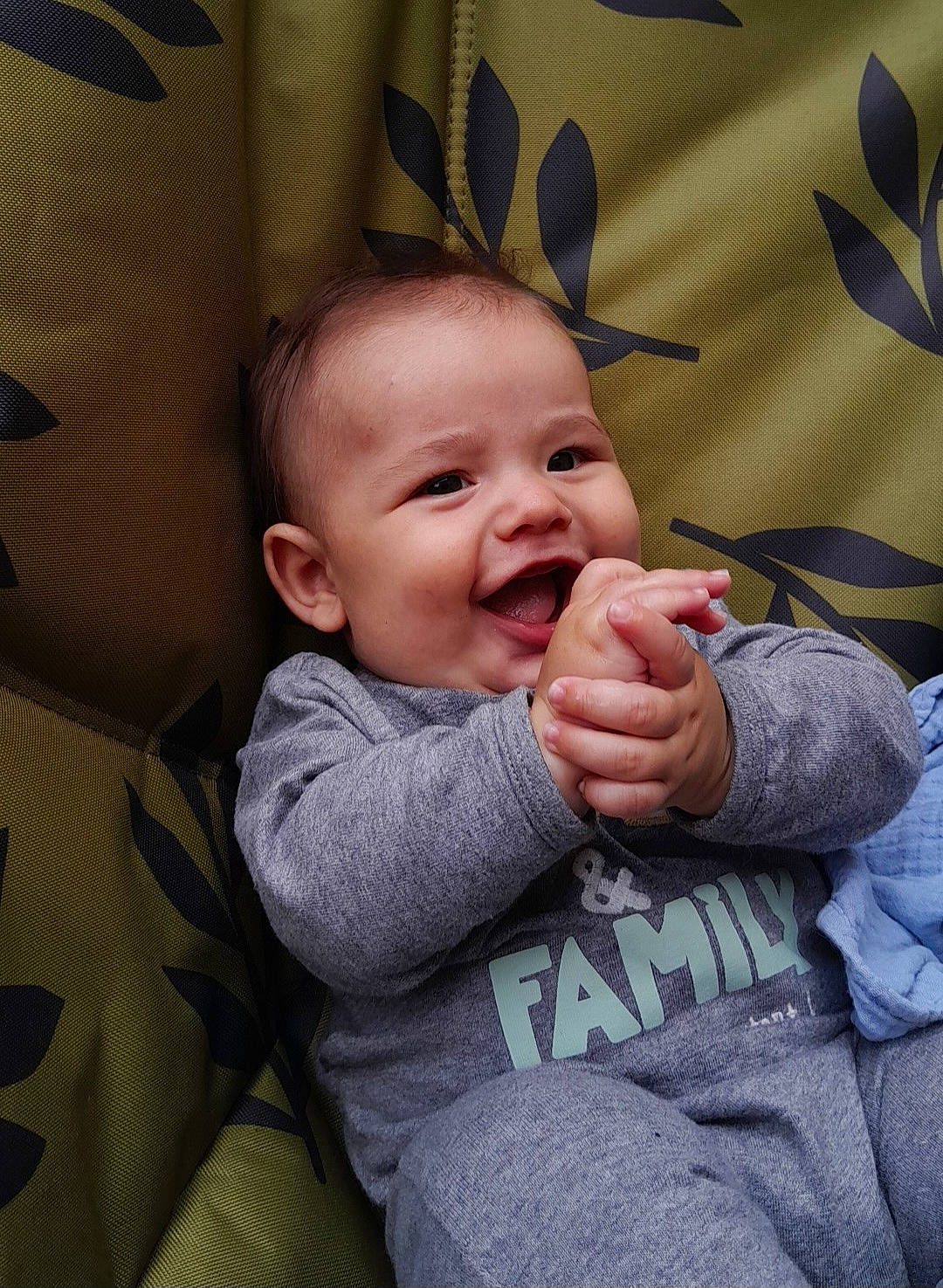 Eros a rejoint le concours — aidez-le/la à gagner de superbes lots ! baby, baby_laughing, baby_toddler_clothing, cheek, child, comfort, eye, facial_expression, finger, gesture, grass, happy, head, person, skin, sleeve, smile, thumb, toddler, tree
