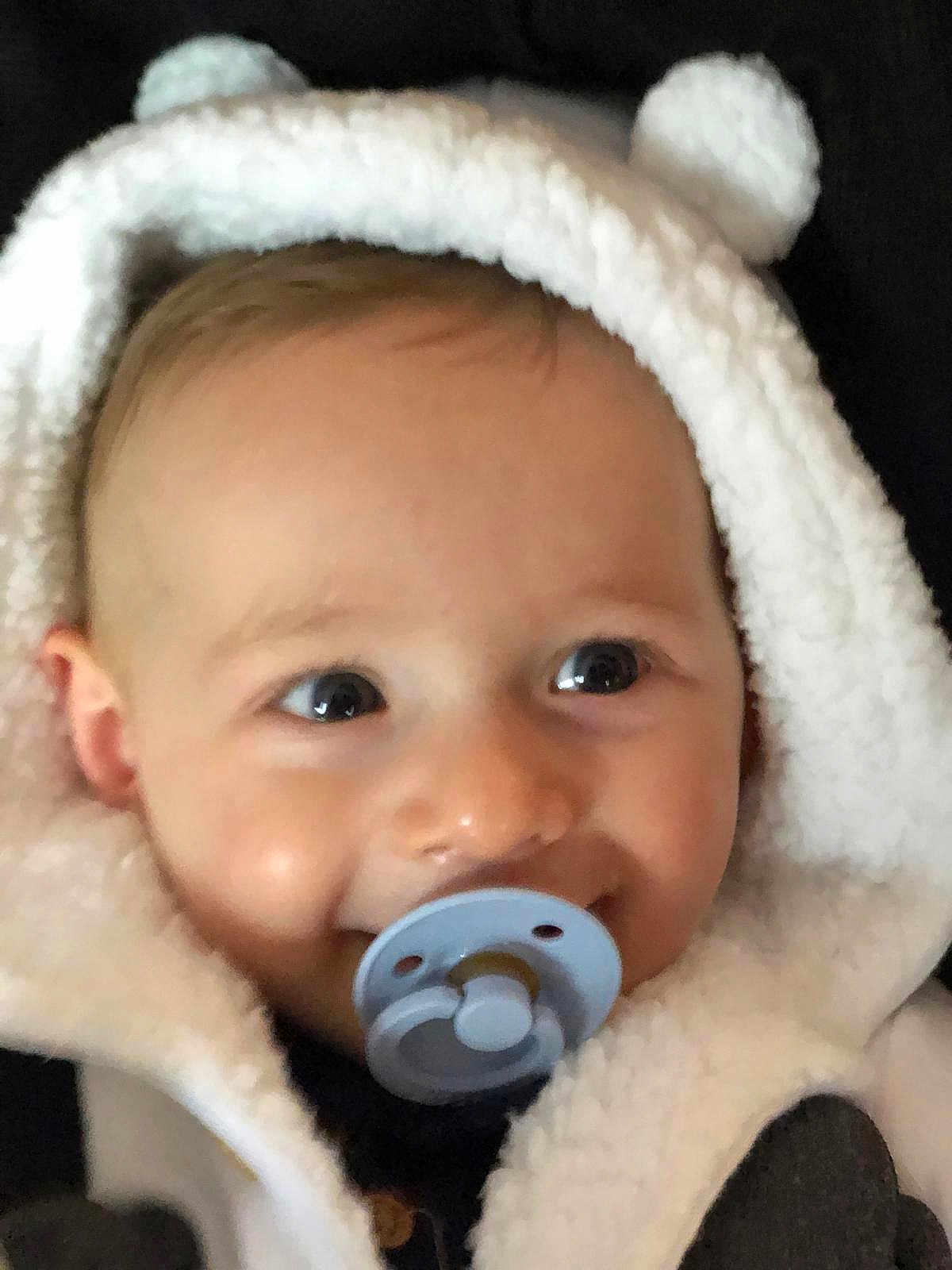 Gauthier a rejoint le concours — aidez-le/la à gagner de superbes lots ! adorable, baby, child, closeup, cozy, cute, ears, eyes, face, fur, happy, hood, infant, pacifier, person, portrait, smiling, soft_texture, warm_clothing, young