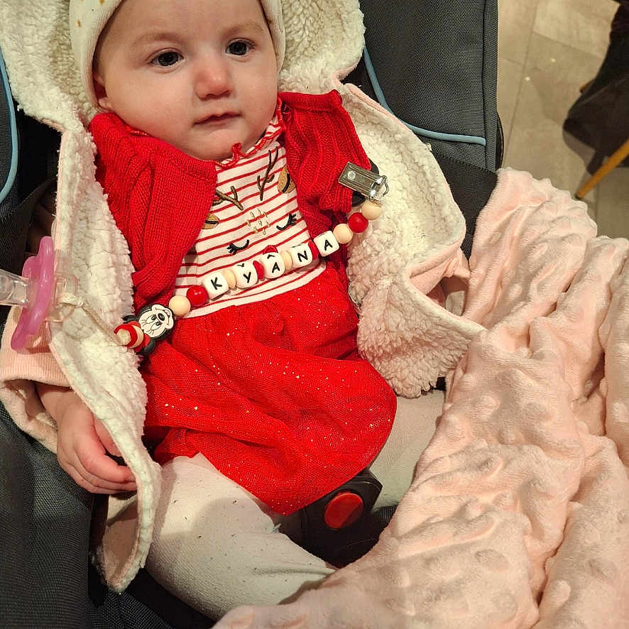 Kyana a rejoint le concours — aidez-le/la à gagner de superbes lots ! baby, blanket, bodypart, bonnet, cap, clothing, coat, face, finger, hand, hat, head, hood, knitwear, newborn, person, photography, portrait, sitting, sweater