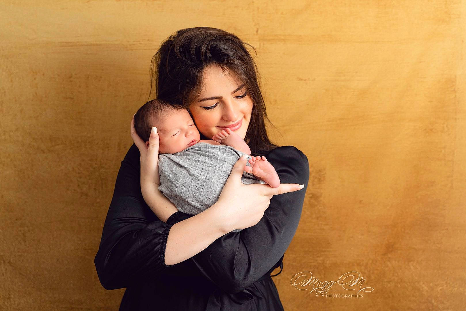 Lyo a rejoint le concours — aidez-le/la à gagner de superbes lots ! abdomen, child, comfort, dress, elbow, flash_photography, fun, gesture, happy, hug, joy, love, neck, person, room, sitting, skin, sleeve, smile, t_shirt